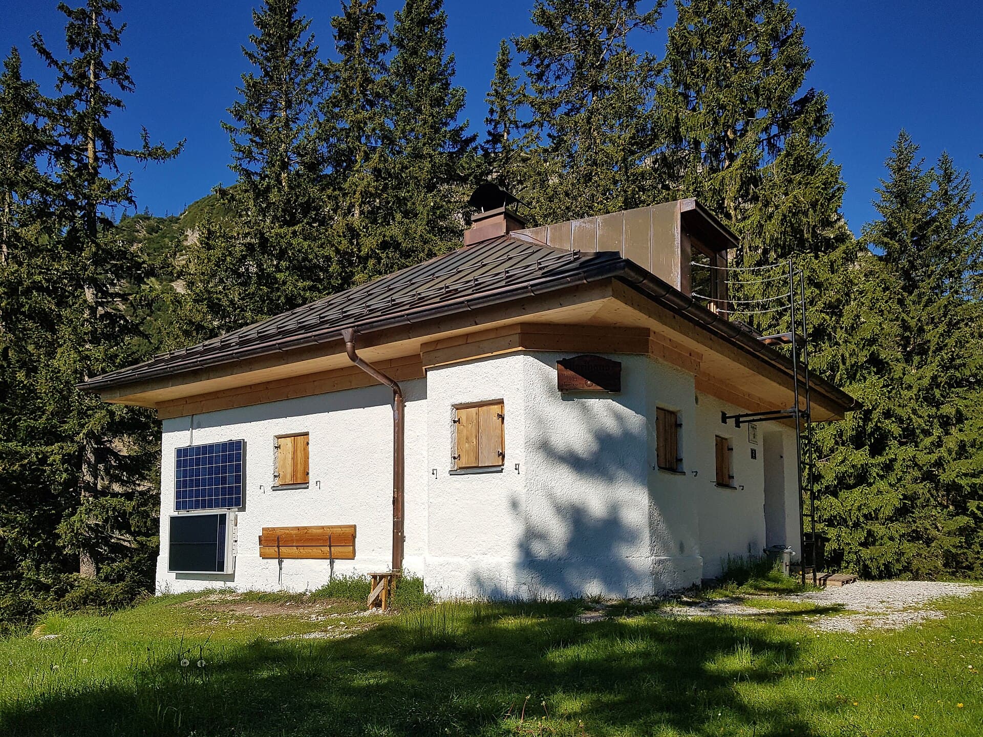 Alplhaus (via Wikimedia Commons, CC BY-SA 4.0)
