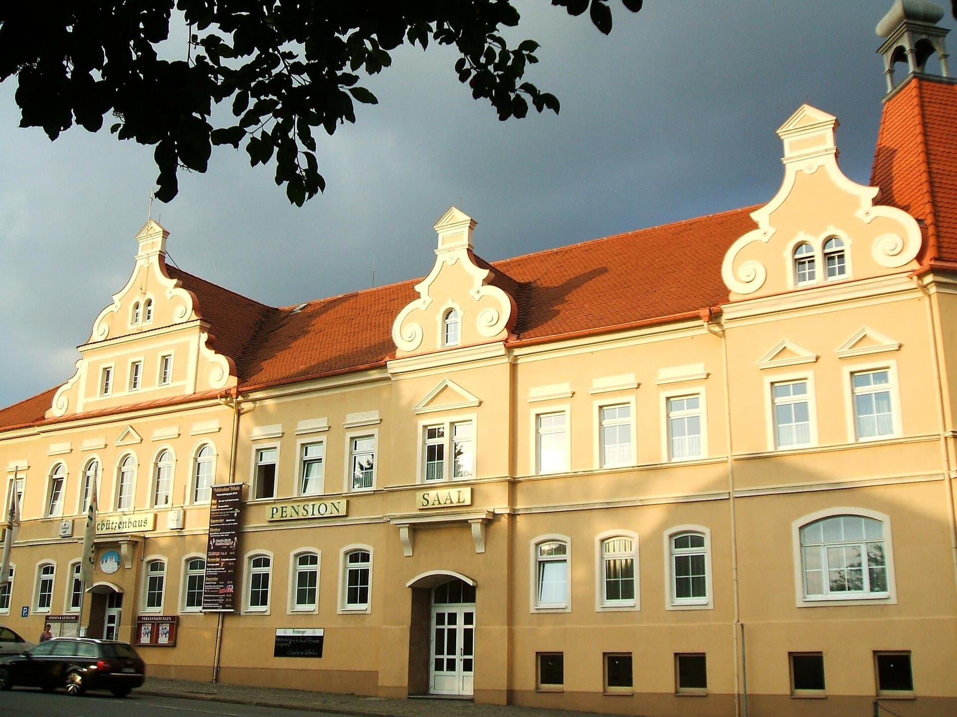 Schützenhaus Pulsnitz (via Wikimedia Commons, CC BY-SA 3.0)