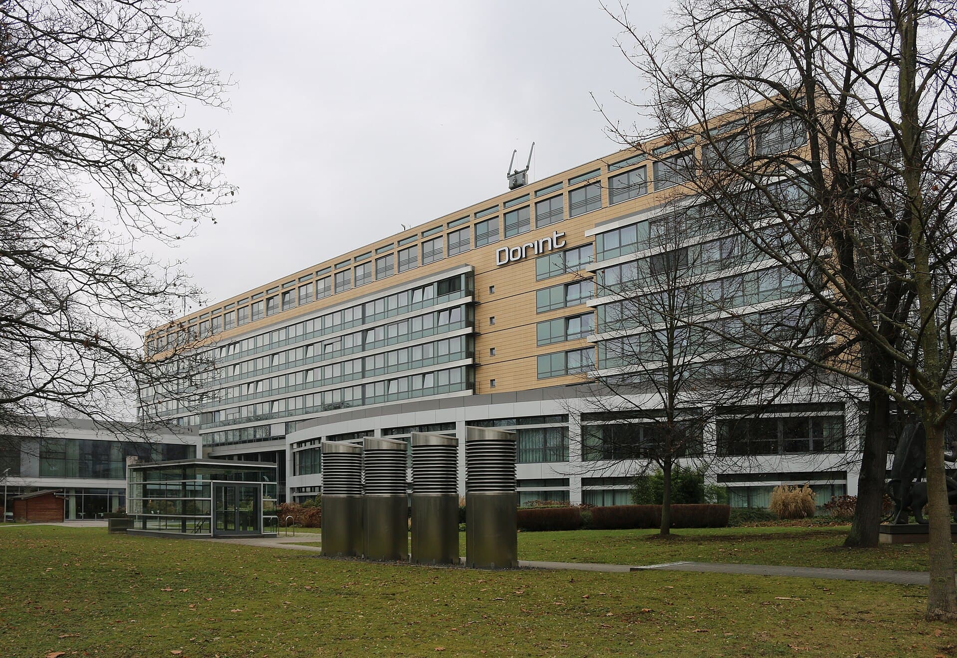 Dorint Pallas Wiesbaden (via Wikimedia Commons, CC BY-SA 3.0)