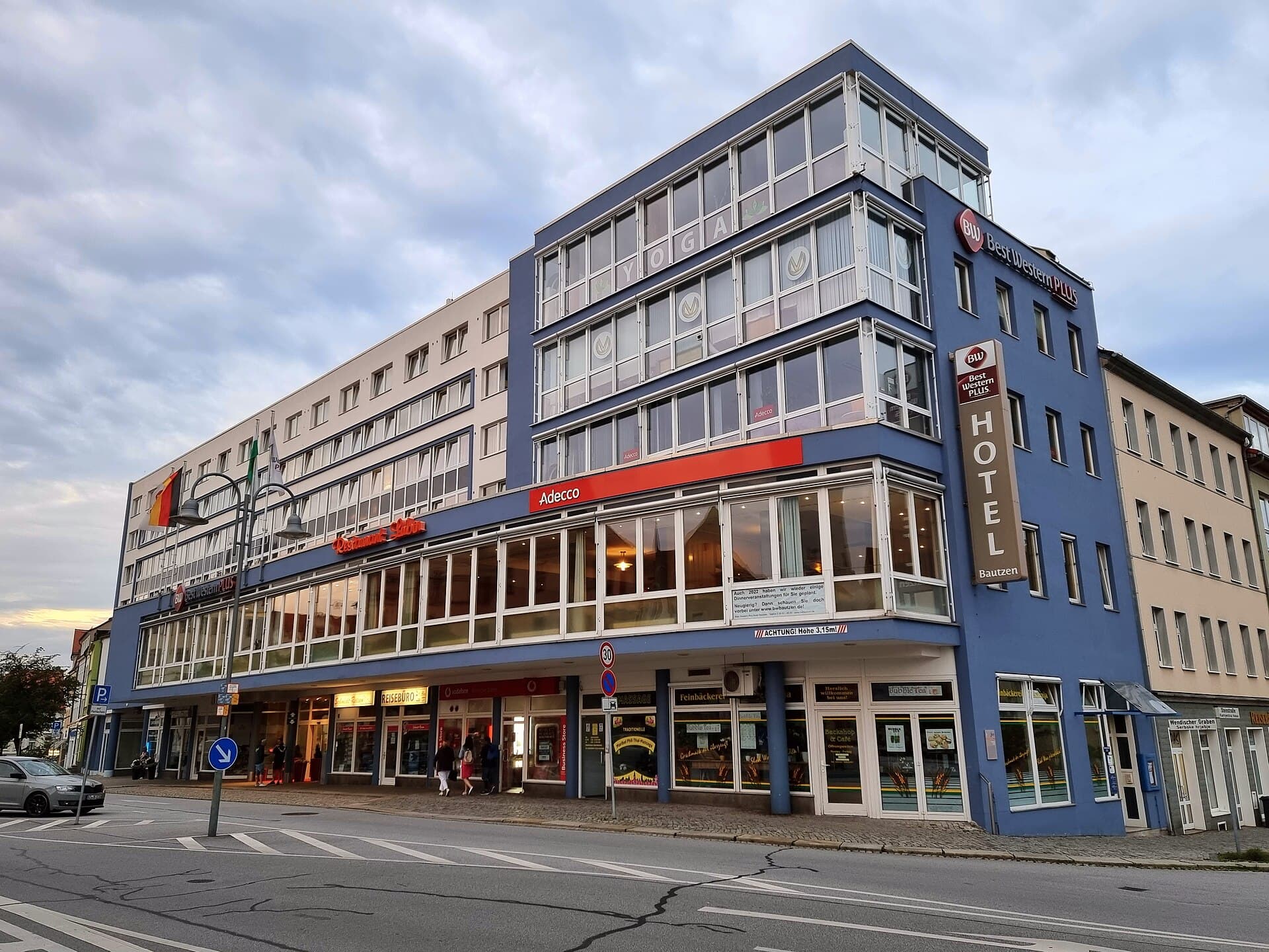 Best Western Plus Hotel (via Wikimedia Commons, CC BY-SA 3.0)