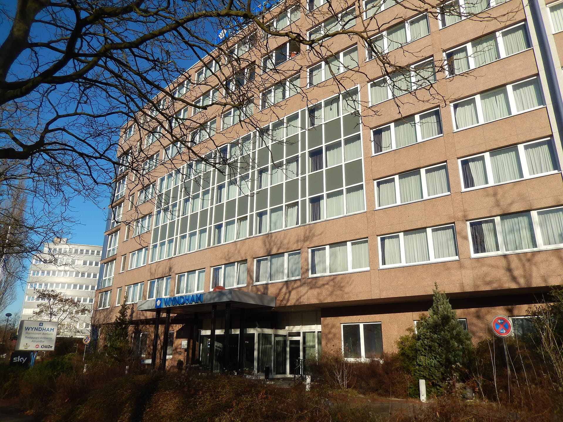 Wyndham Hannover Atrium (via Wikimedia Commons, CC BY 4.0)
