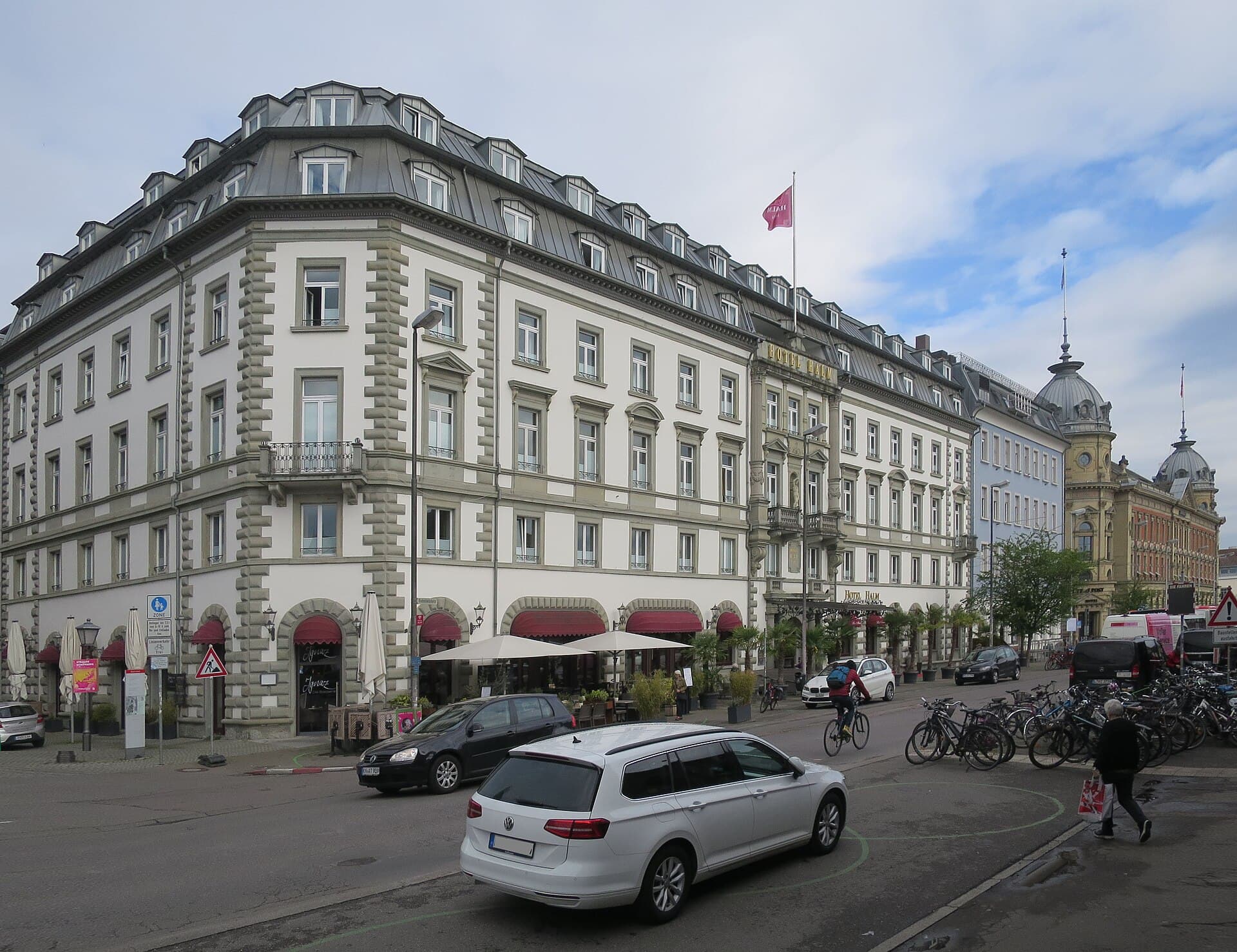 Hotel Halm (via Wikimedia Commons, CC BY-SA 4.0)