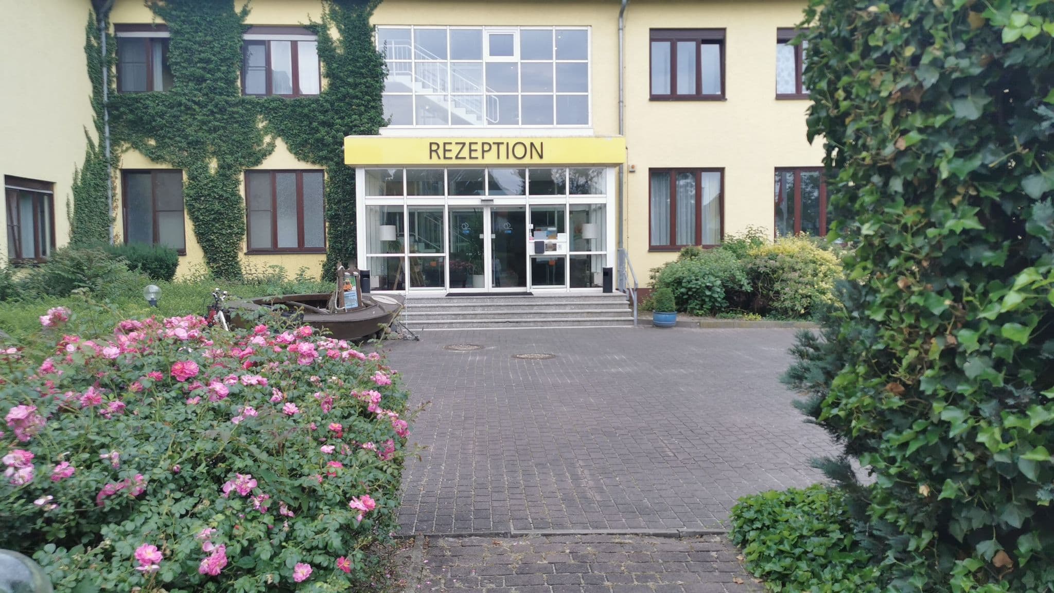 Street view near Seehotel Brandenburg a. d. Havel, Brandenburg an der Havel — © lehestener (CC BY-SA · Mapillary)