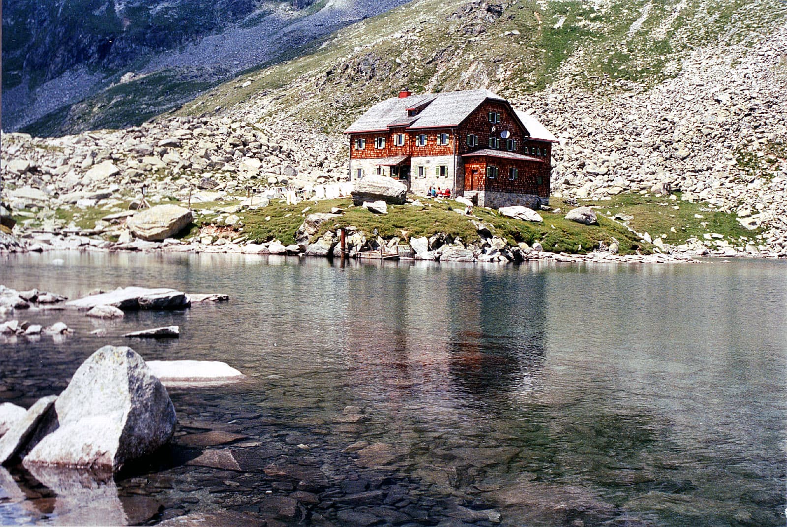 Arthur-von-Schmid-Haus (via Wikimedia Commons, CC BY-SA 3.0)