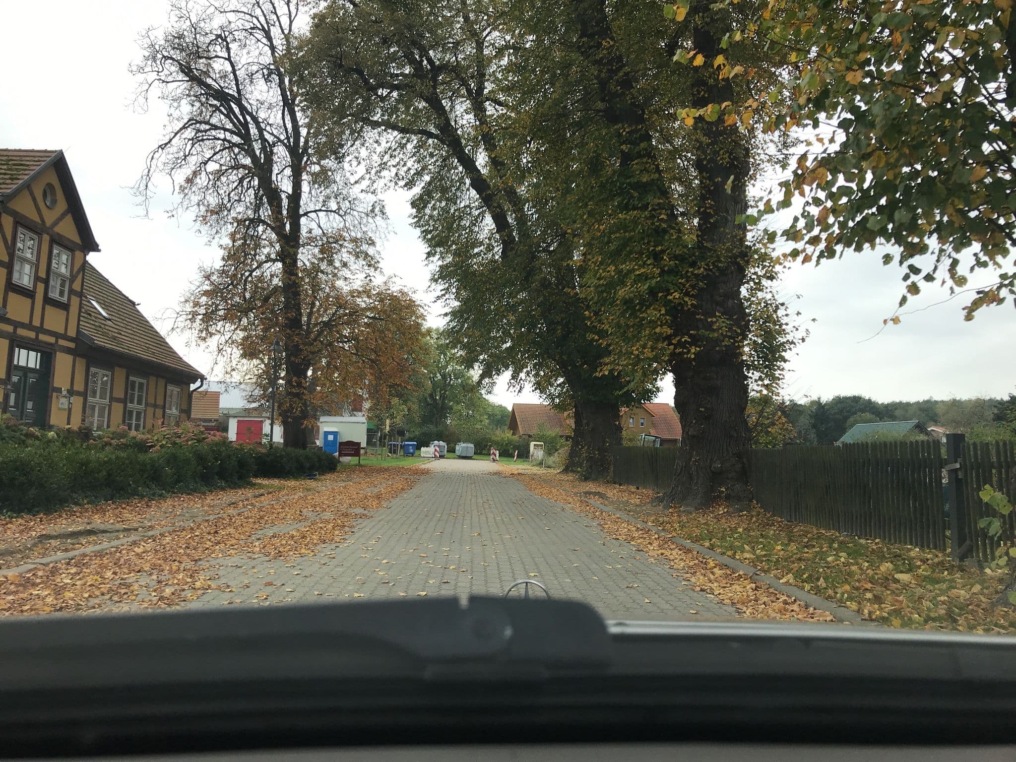 Street view near Gutshaus Neuendorf, Ostseebad Zinnowitz — © saschahaberkorn (CC BY-SA · Mapillary)
