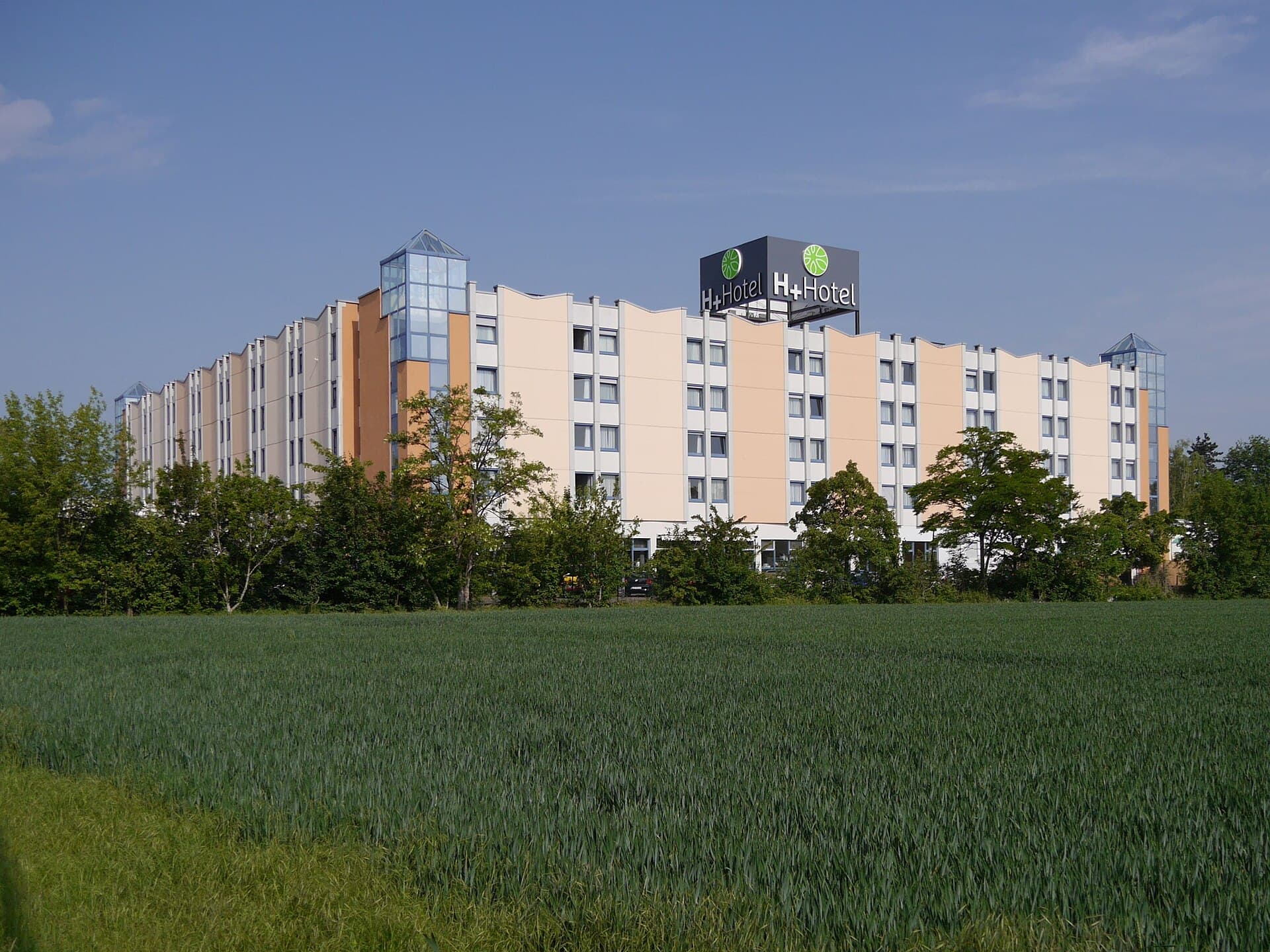 H+ Hotel Leipzig-Halle (ehemals Ramada) (via Wikimedia Commons, CC BY-SA 4.0)