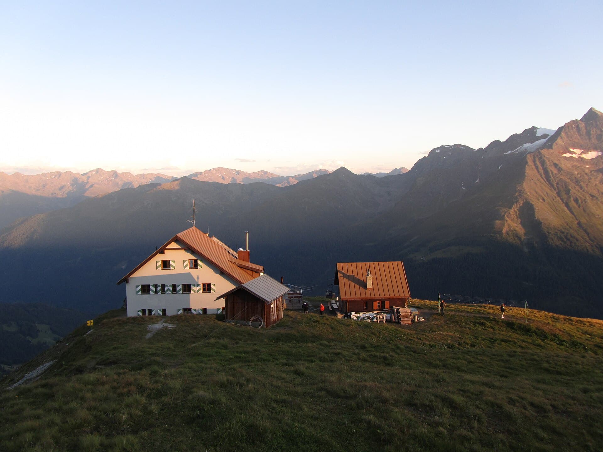 Ansbacher Hütte (via Wikimedia Commons, CC BY-SA 3.0)
