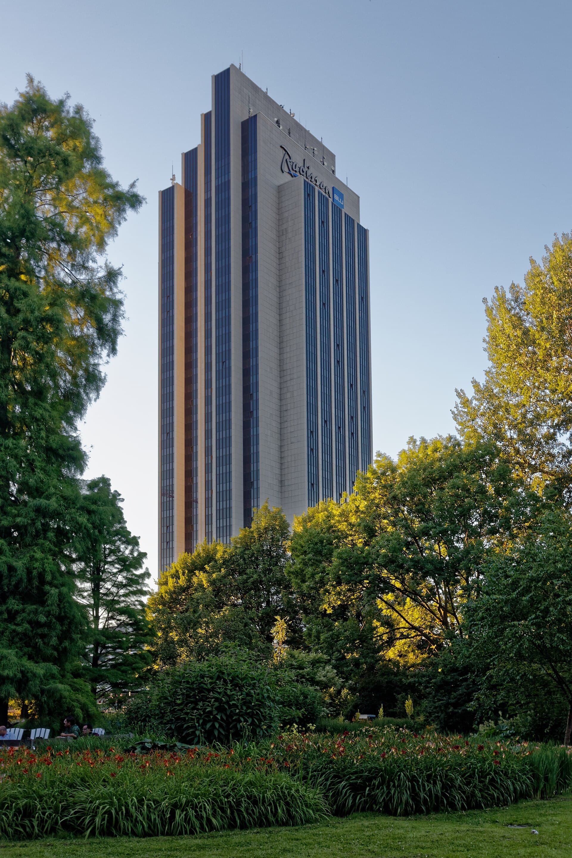 Radisson Blu (via Wikimedia Commons, CC BY-SA 4.0)