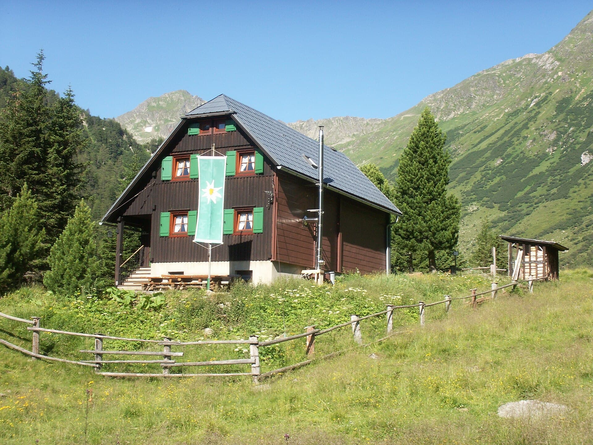 Neunkirchner Hütte (via Wikimedia Commons, CC BY 3.0)