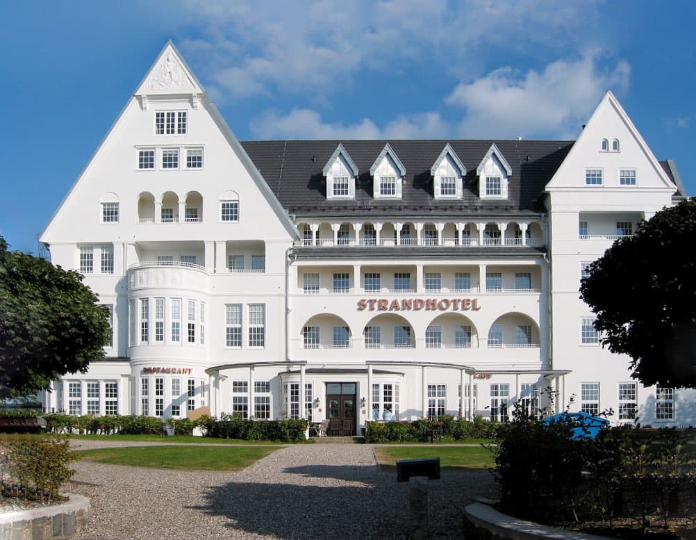 Strandhotel Glücksburg (via Wikimedia Commons, Public domain)