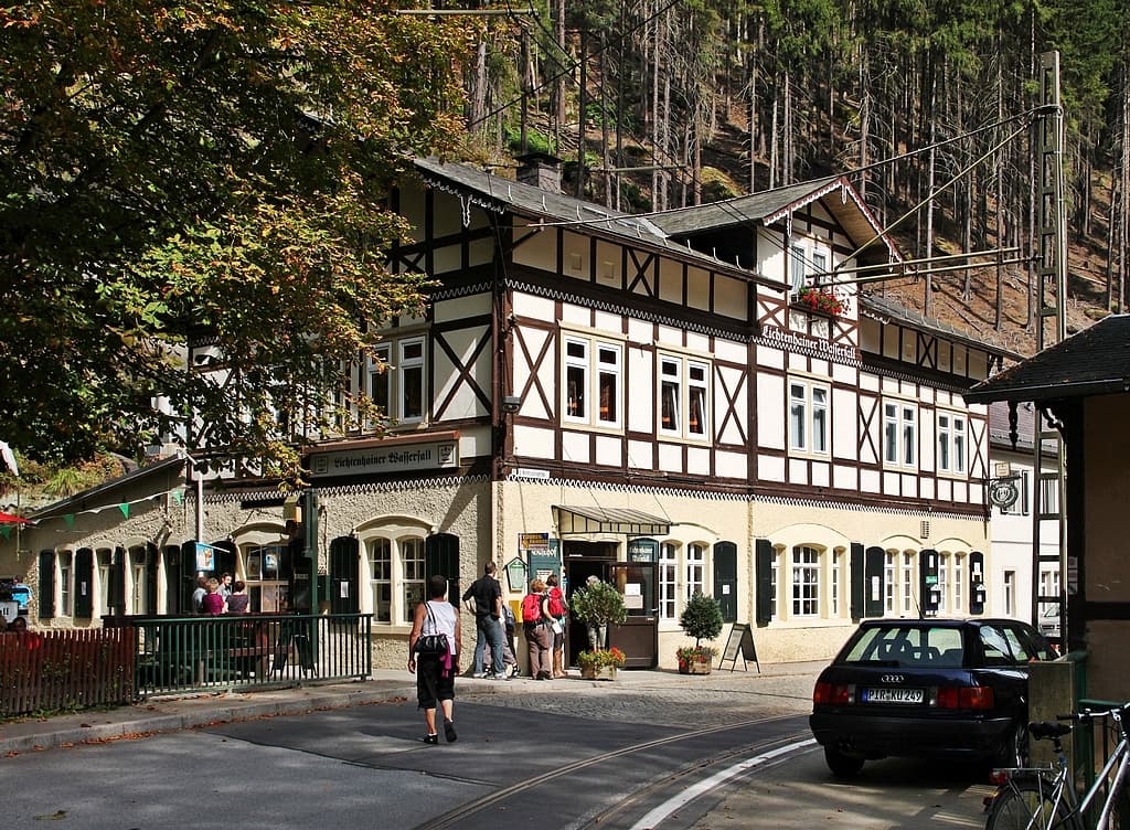 Gasthof Lichtenhainer Wasserfall (via Wikimedia Commons, CC BY-SA 3.0)