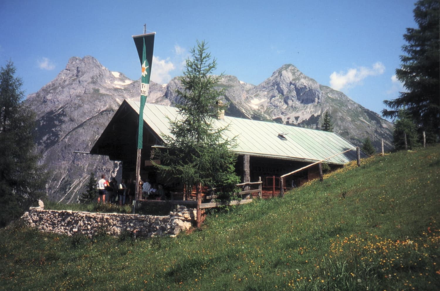 Freilassinger Hütte (via Wikimedia Commons, CC BY-SA 3.0)