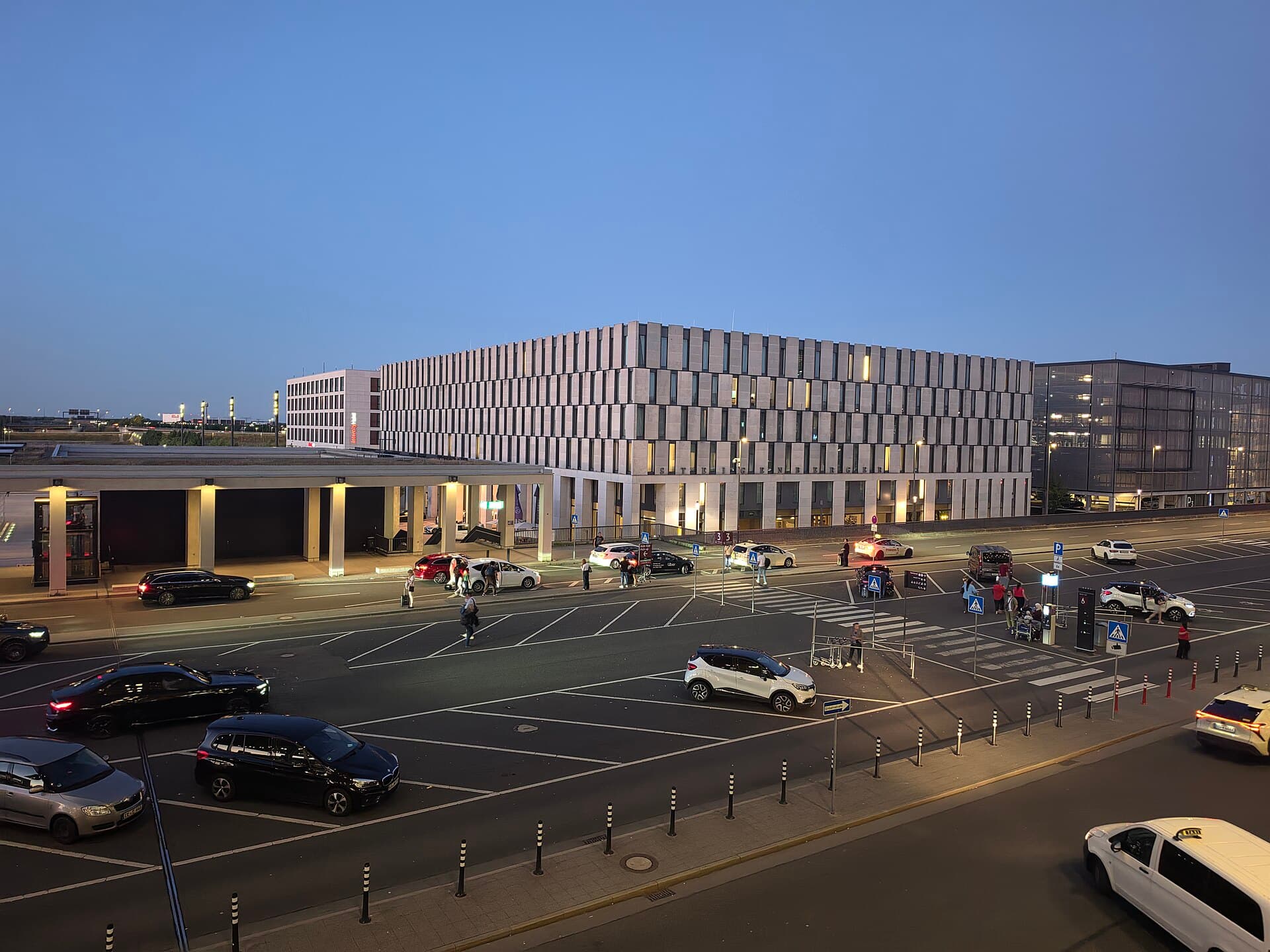 Steigenberger Airport Hotel Berlin (via Wikimedia Commons, CC0)