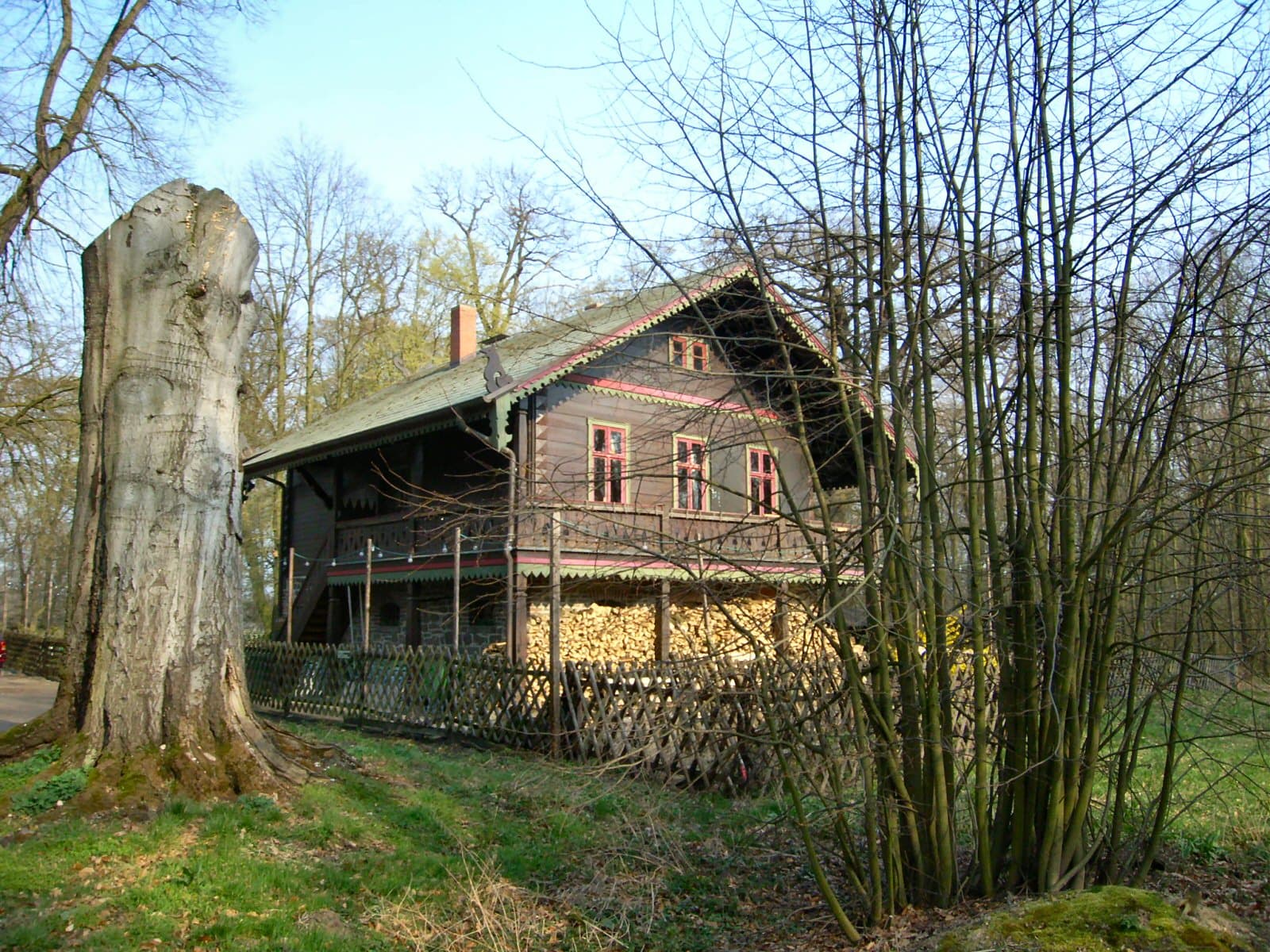 Forsthaus Leiner Berg (via Wikimedia Commons, CC BY-SA 3.0)