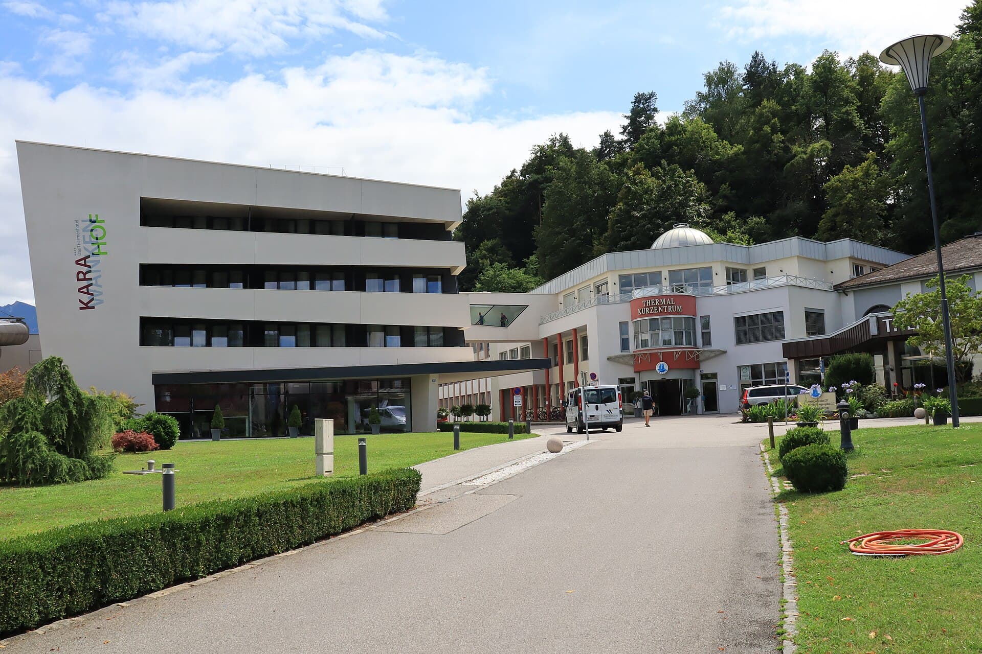 Thermenhotel Karawankenhof (via Wikimedia Commons, CC BY-SA 4.0)