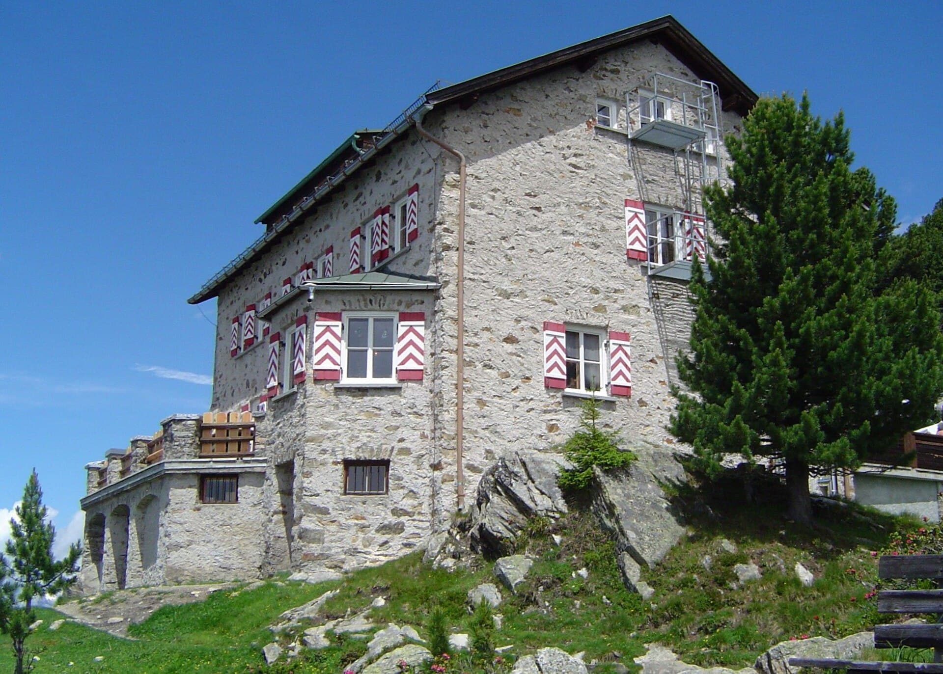 Neue Bielefelder Hütte (via Wikimedia Commons, Public domain)