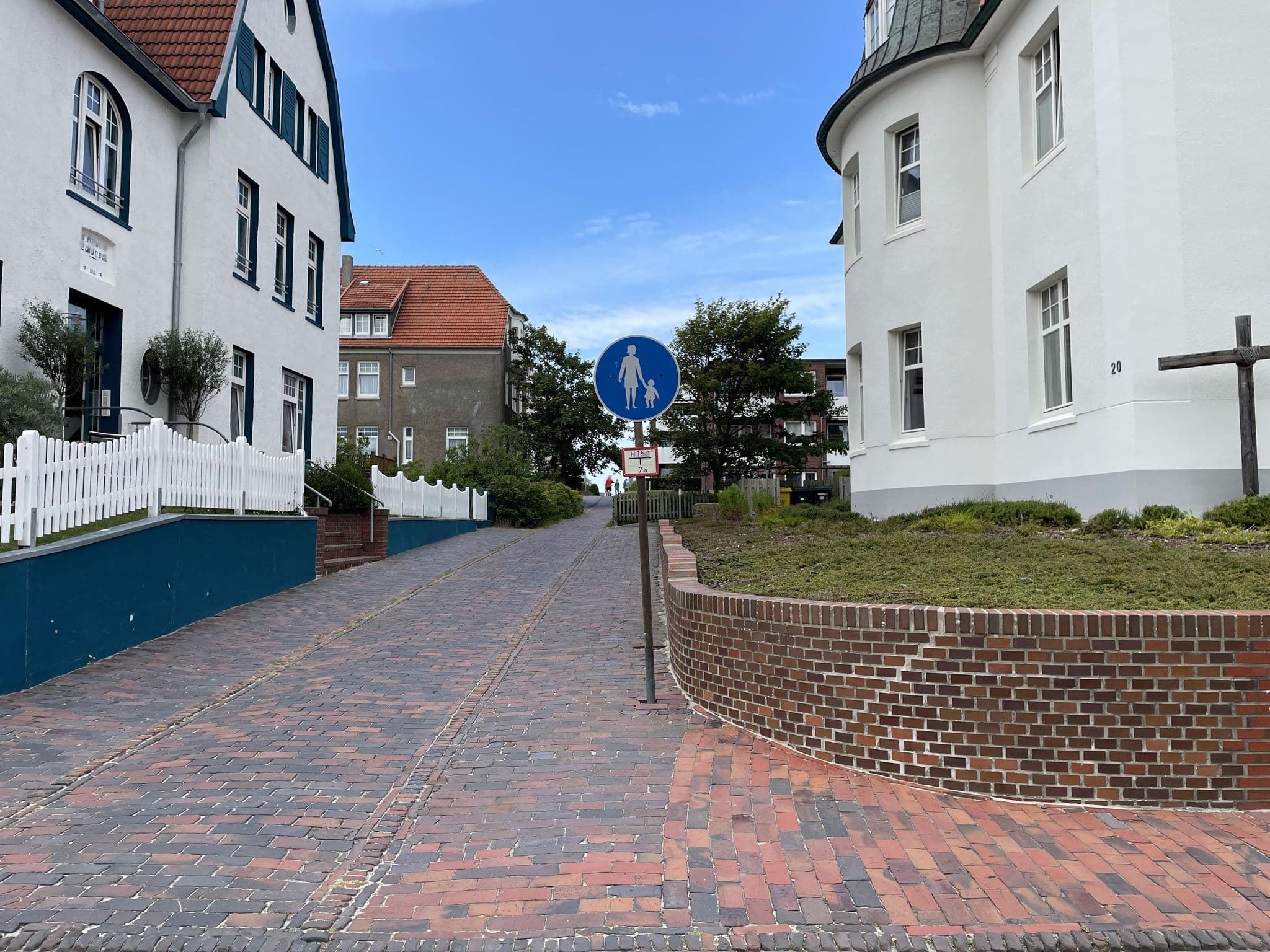 Street view near Haus Schöneck, Nordseeheilbad Wangerooge — © hotteliene (CC BY-SA · Mapillary)