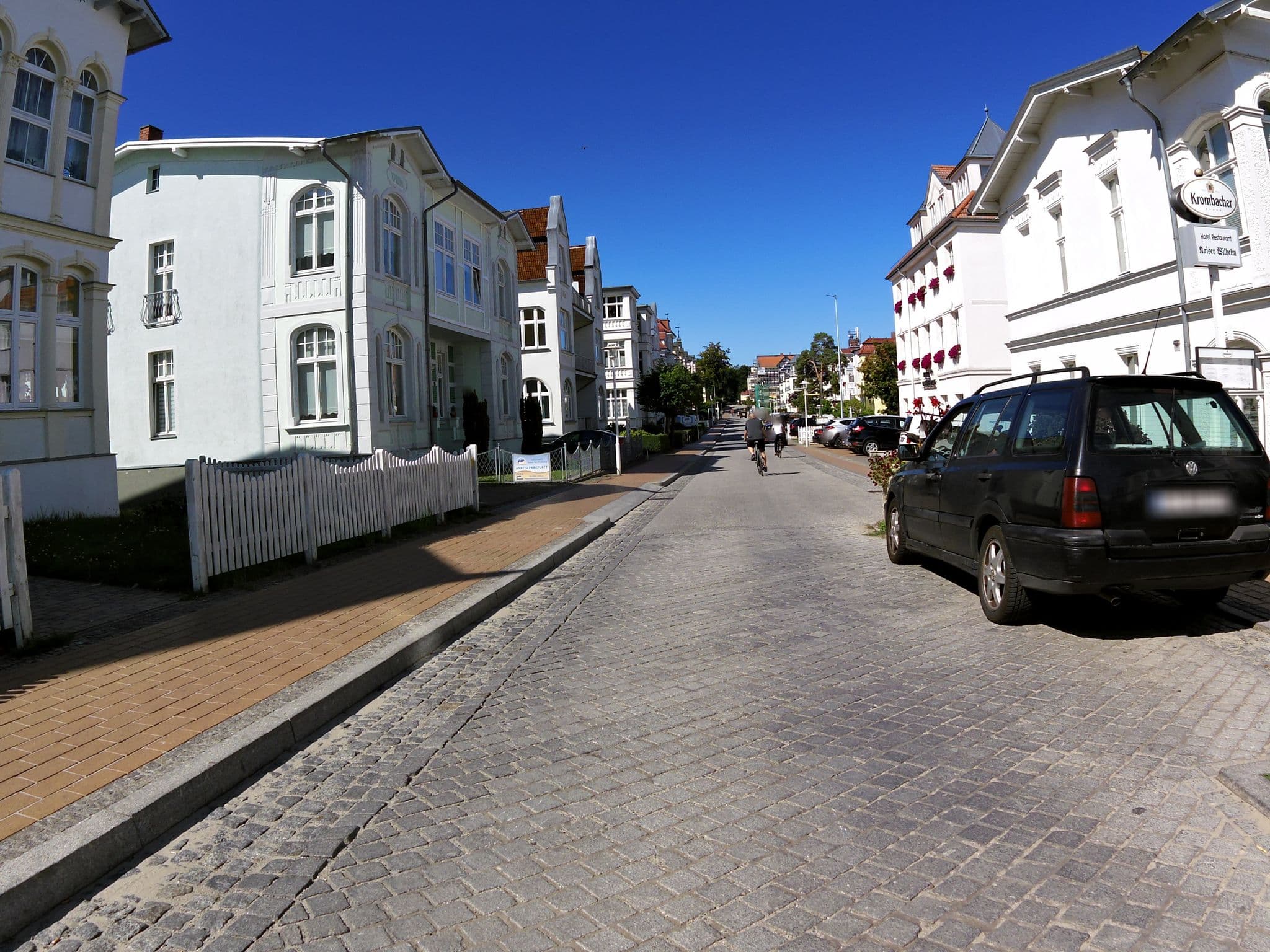 Street view near Hotel Kaiser Wilhelm, Bansin — © zoegglmeyr (CC BY-SA · Mapillary)