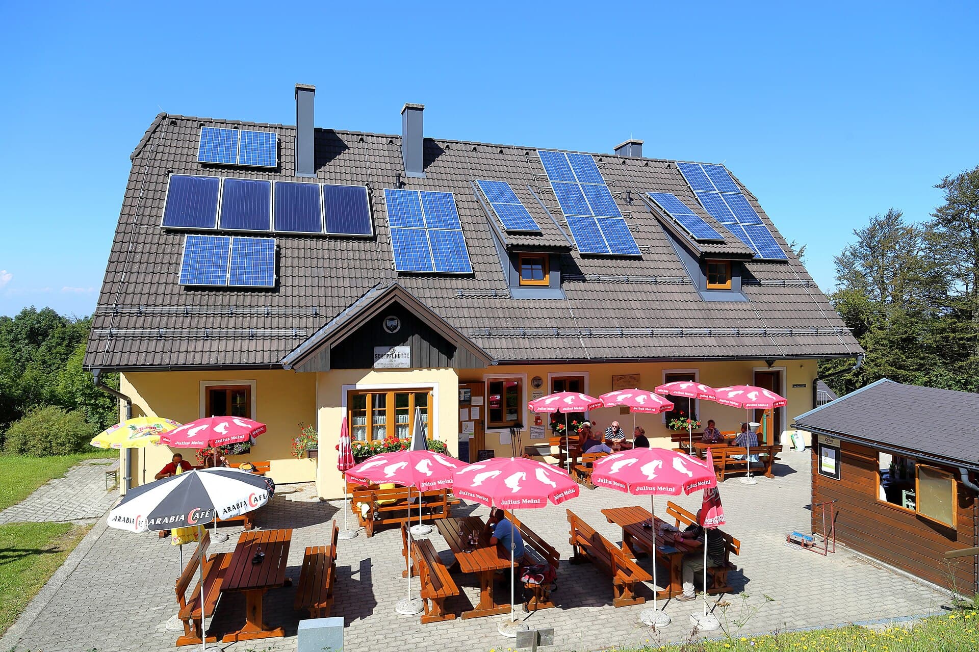 Schöpfl-Schutzhaus (via Wikimedia Commons, CC BY-SA 4.0)