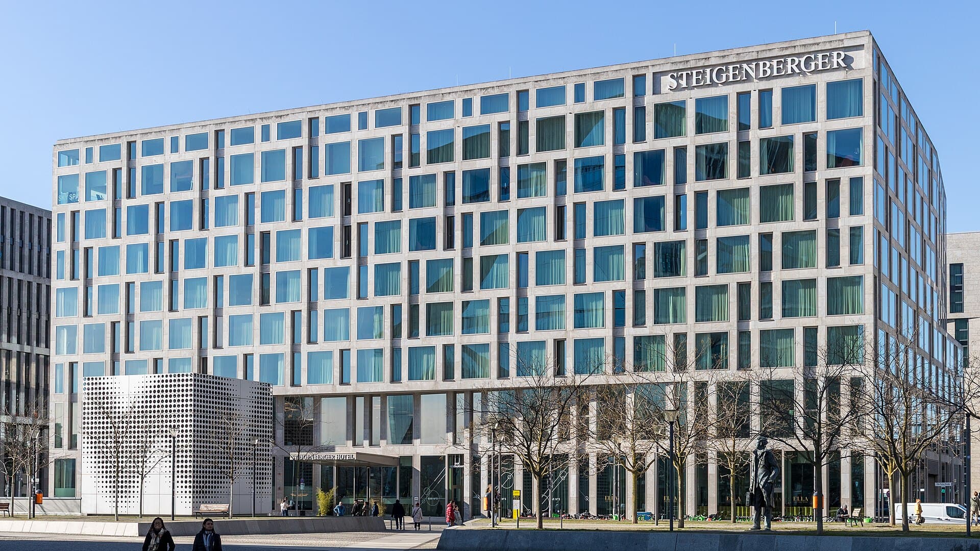 Steigenberger Hotel Am Kanzleramt (via Wikimedia Commons, CC BY-SA 4.0)