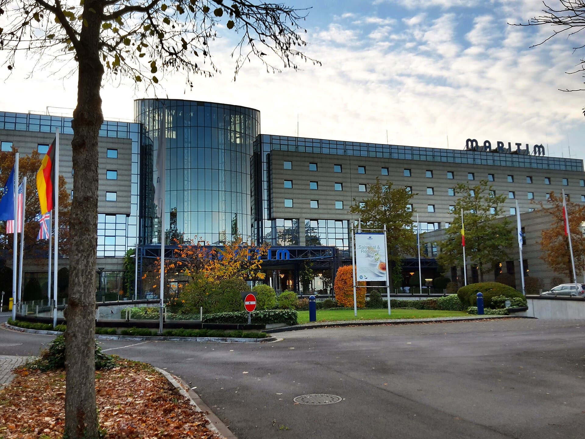 Hotel Maritim Bonn (via Wikimedia Commons, CC BY-SA 2.0)