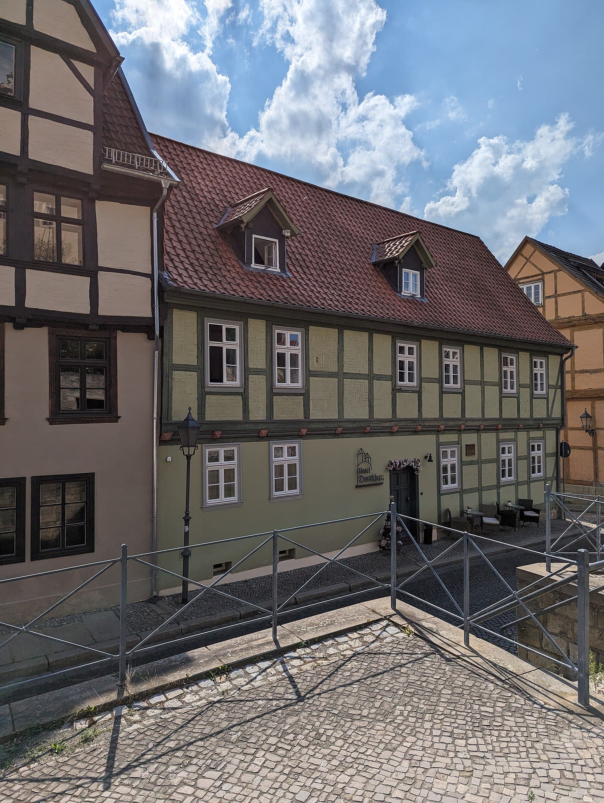 Hotel Domschatz (via Wikimedia Commons, CC BY-SA 4.0)