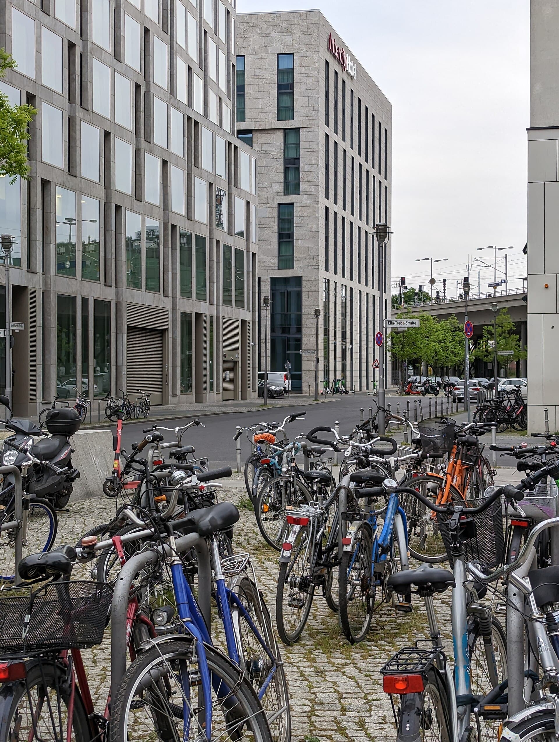 IntercityHotel Berlin Hauptbahnhof (via Wikimedia Commons, CC BY-SA 4.0)