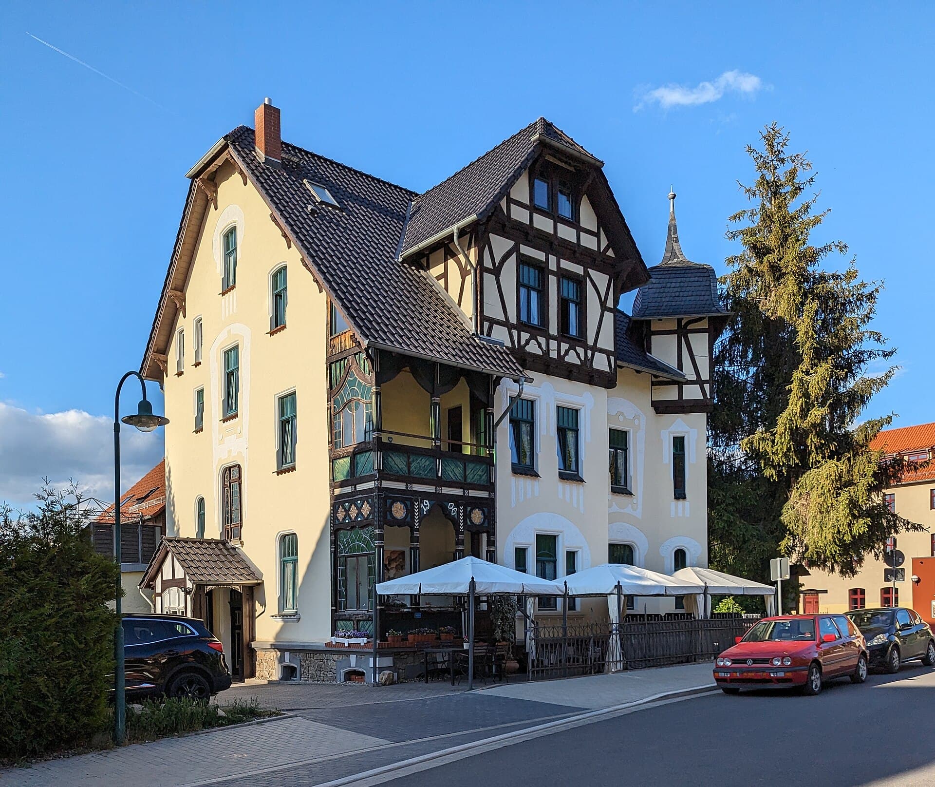 Villa Alice (via Wikimedia Commons, CC BY-SA 4.0)
