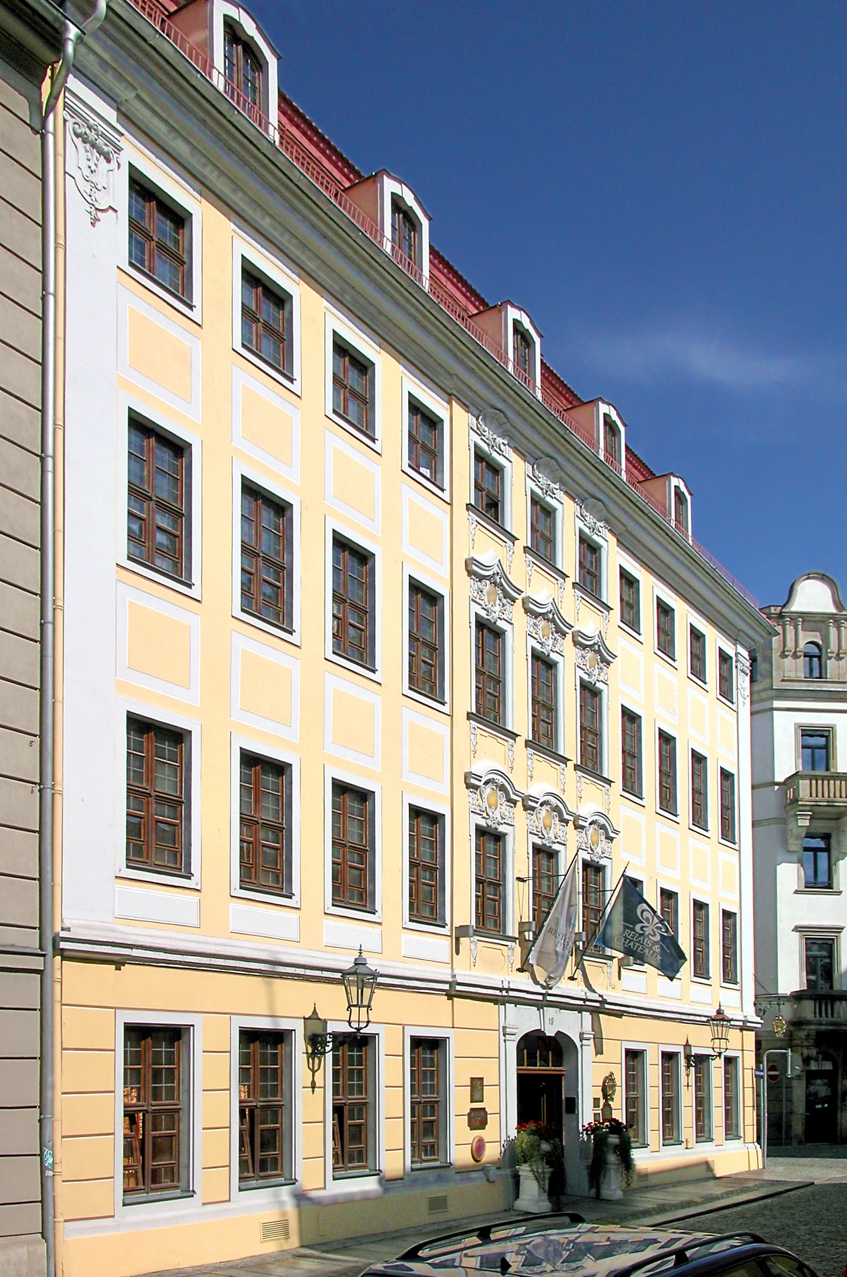 Hotel Bülow Residenz (via Wikimedia Commons, CC BY-SA 4.0)