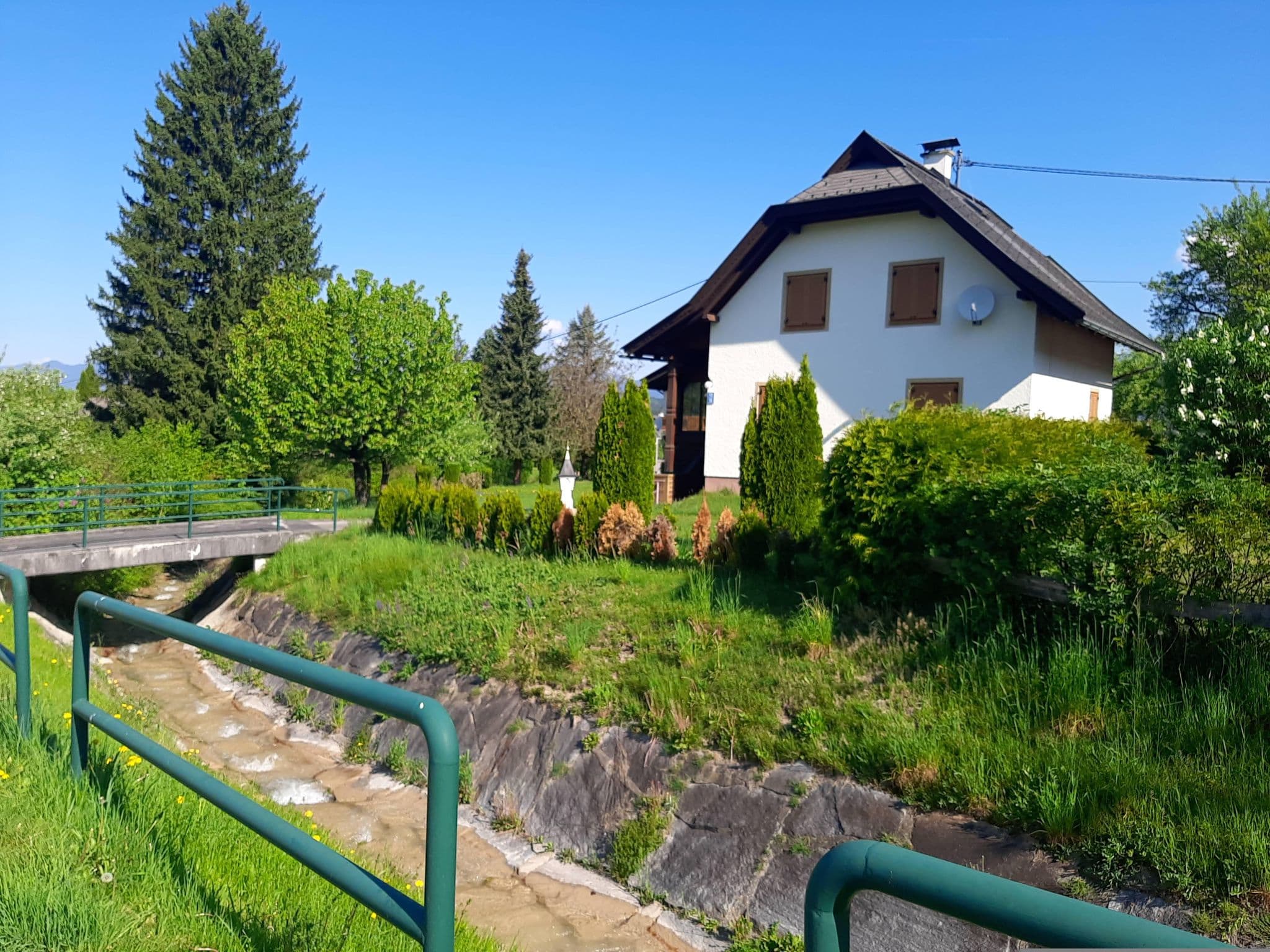 Street view near Haus Petschacher, Faak am See — © alesarrett (CC BY-SA · Mapillary)