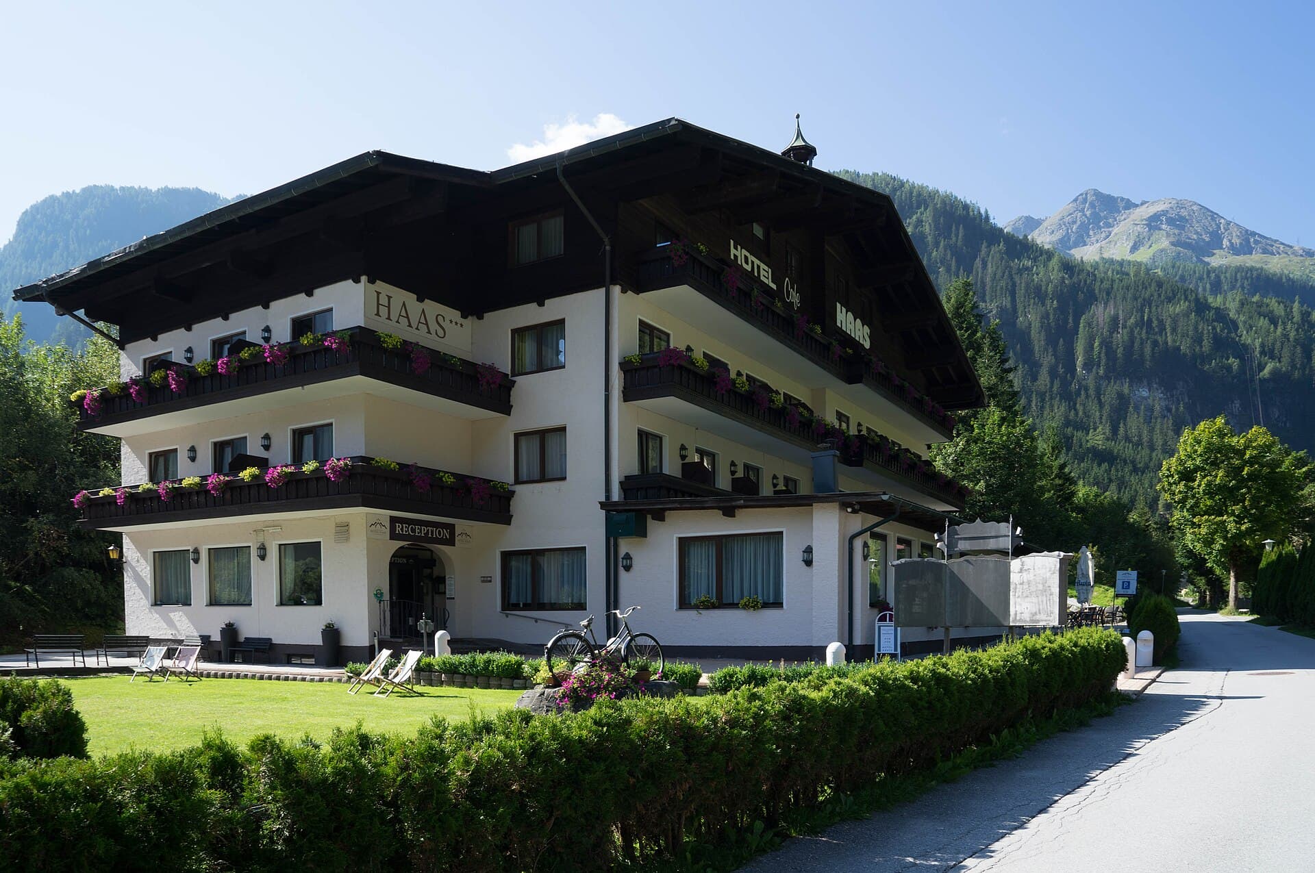 Hotel Haas (via Wikimedia Commons, CC BY-SA 4.0)