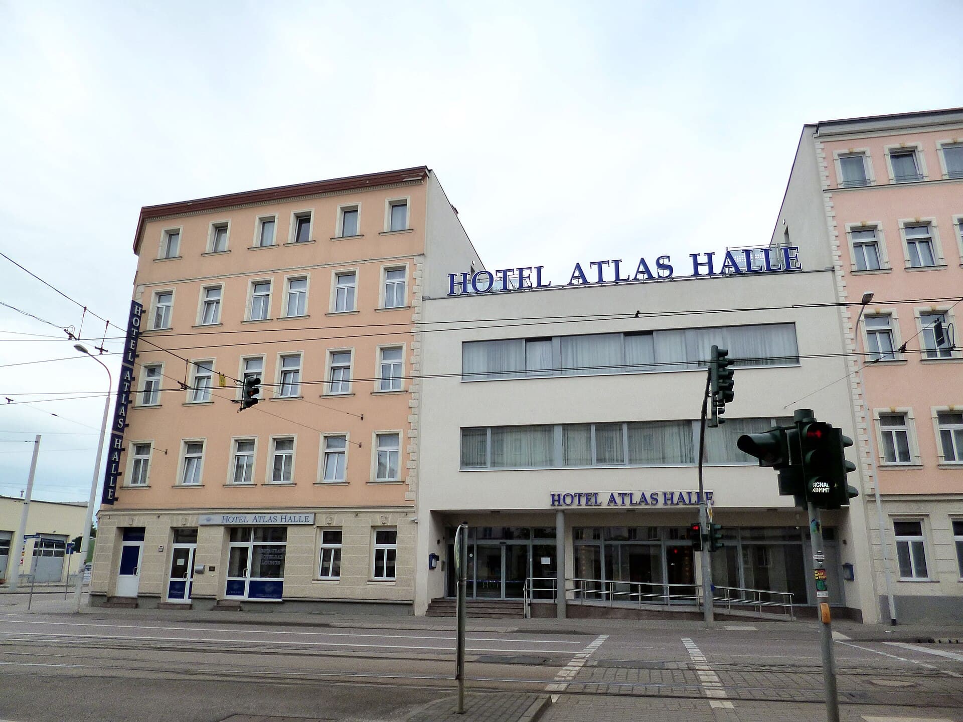 Hotel Atlas Halle (via Wikimedia Commons, CC BY-SA 4.0)