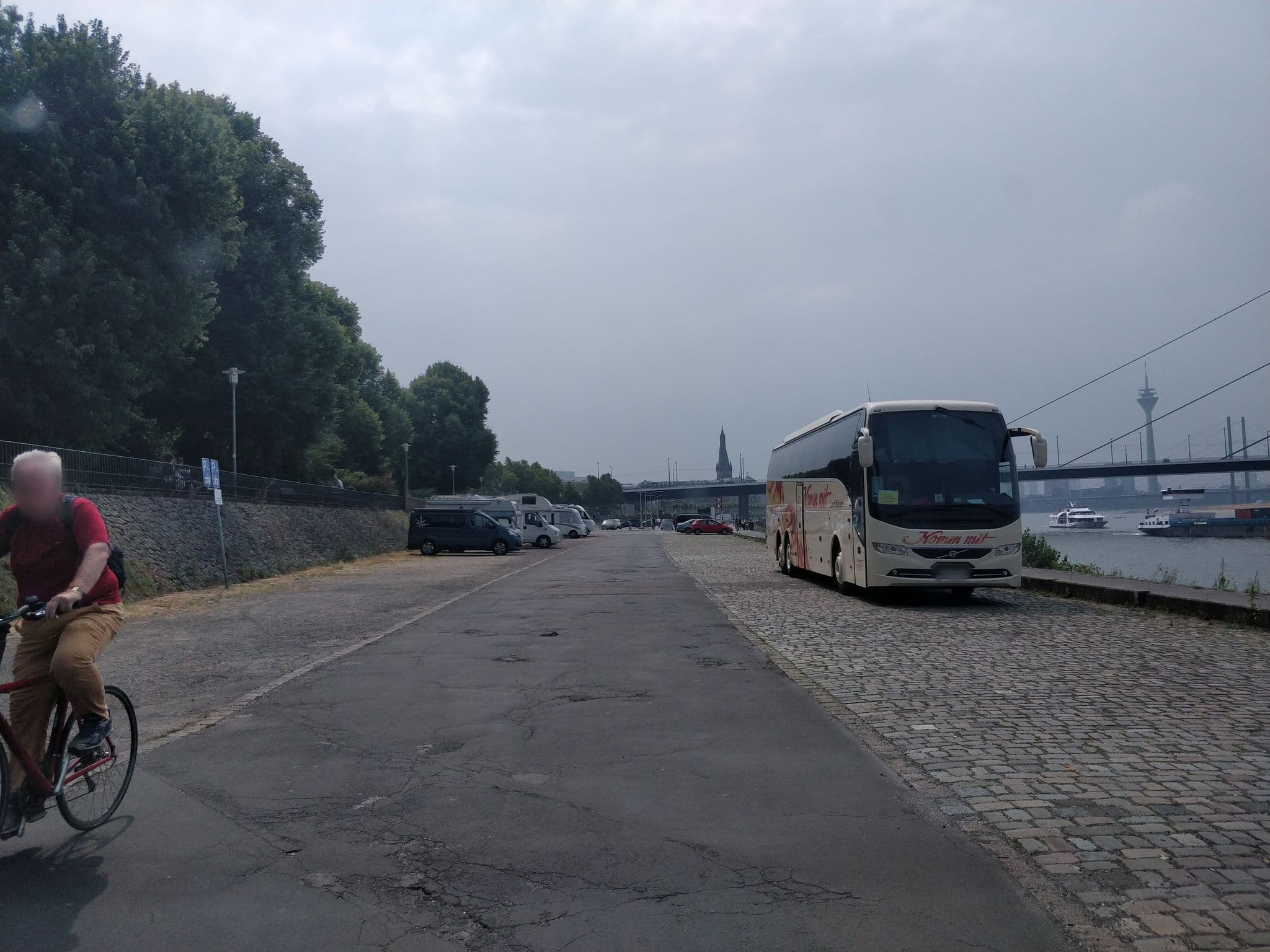 Street view near Rheinterrasse/Tonhalle, Düsseldorf-Pempelfort — © raymond (CC BY-SA · Mapillary)