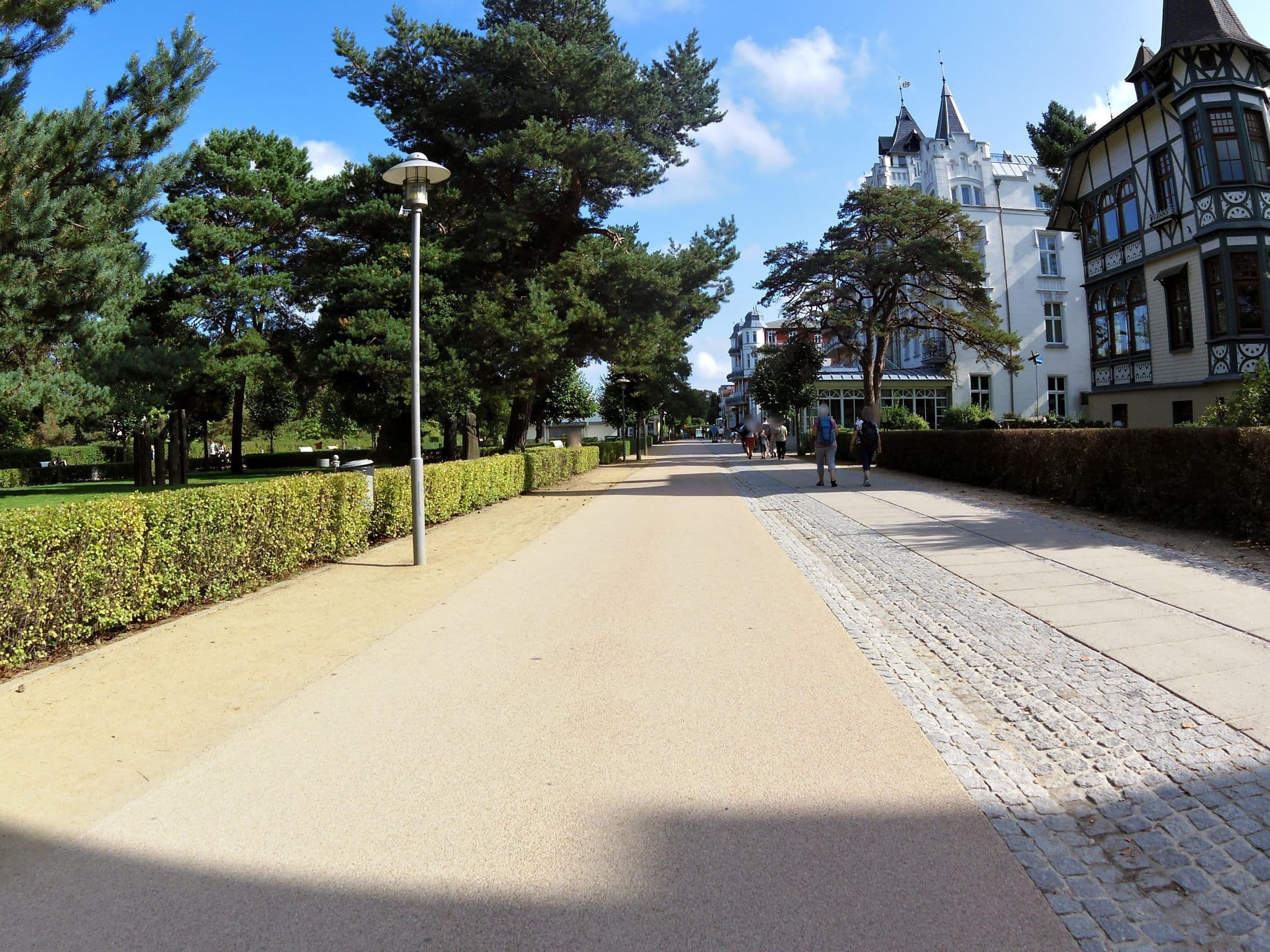 Street view near Haus Schwalbennest, Ostseebad Zinnowitz — © zoegglmeyr (CC BY-SA · Mapillary)