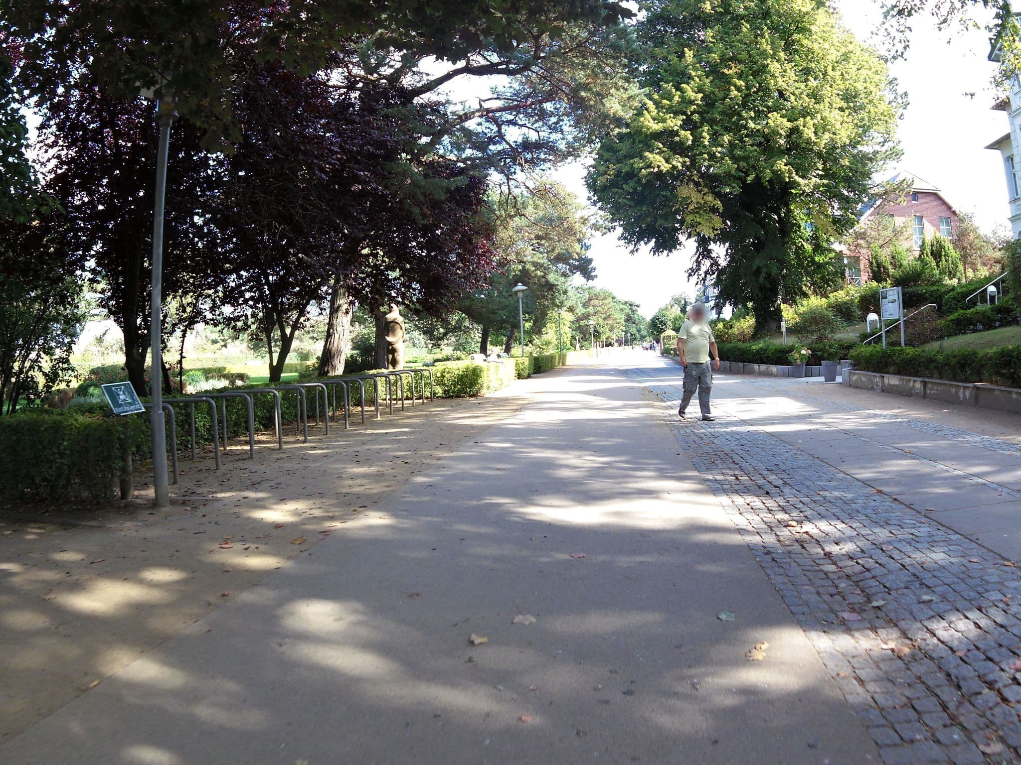 Street view near Aparthotel Seeschlösschen, Ostseebad Zinnowitz — © zoegglmeyr (CC BY-SA · Mapillary)