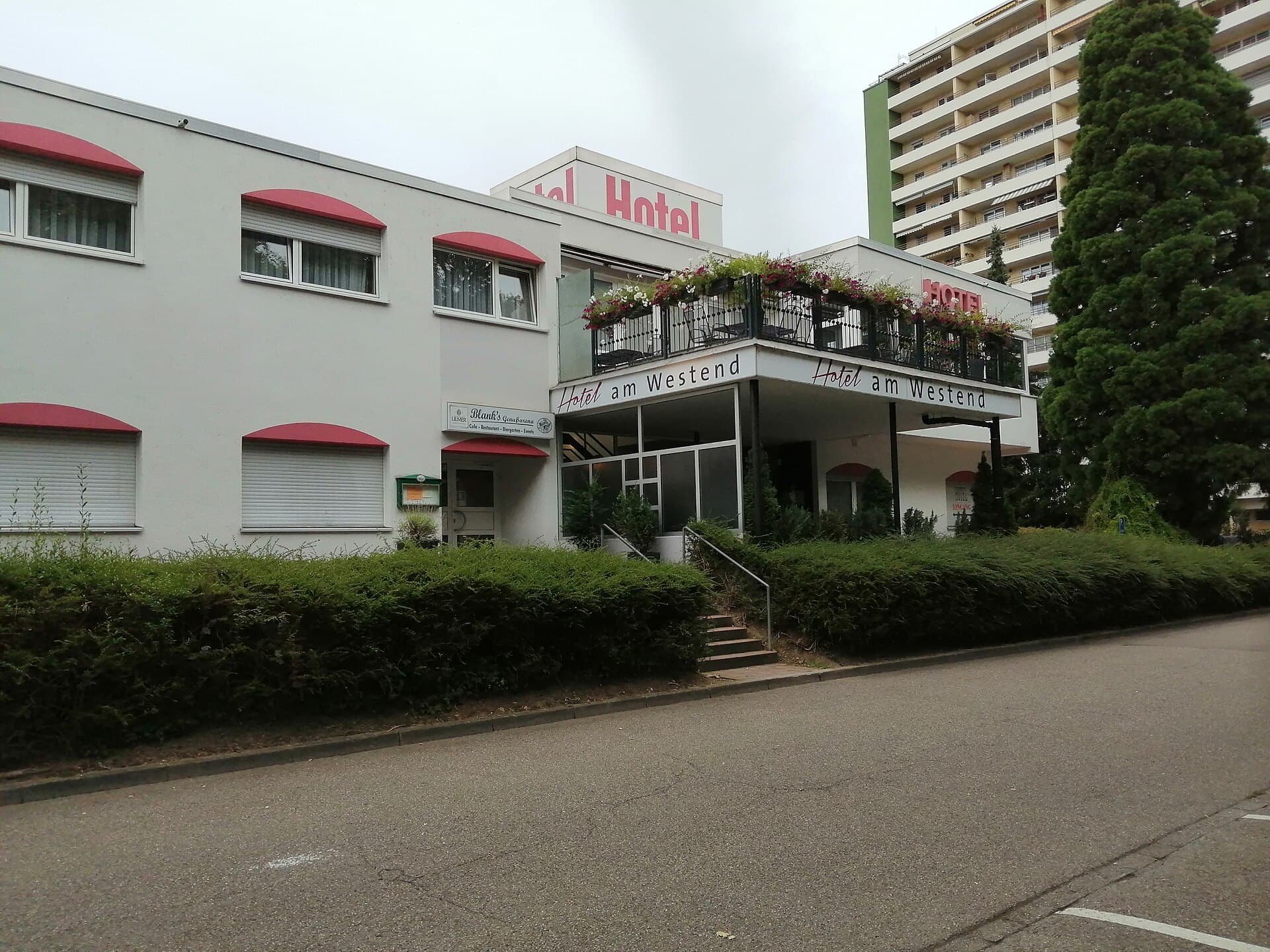 Hotel am Westend (via Wikimedia Commons, CC BY-SA 4.0)