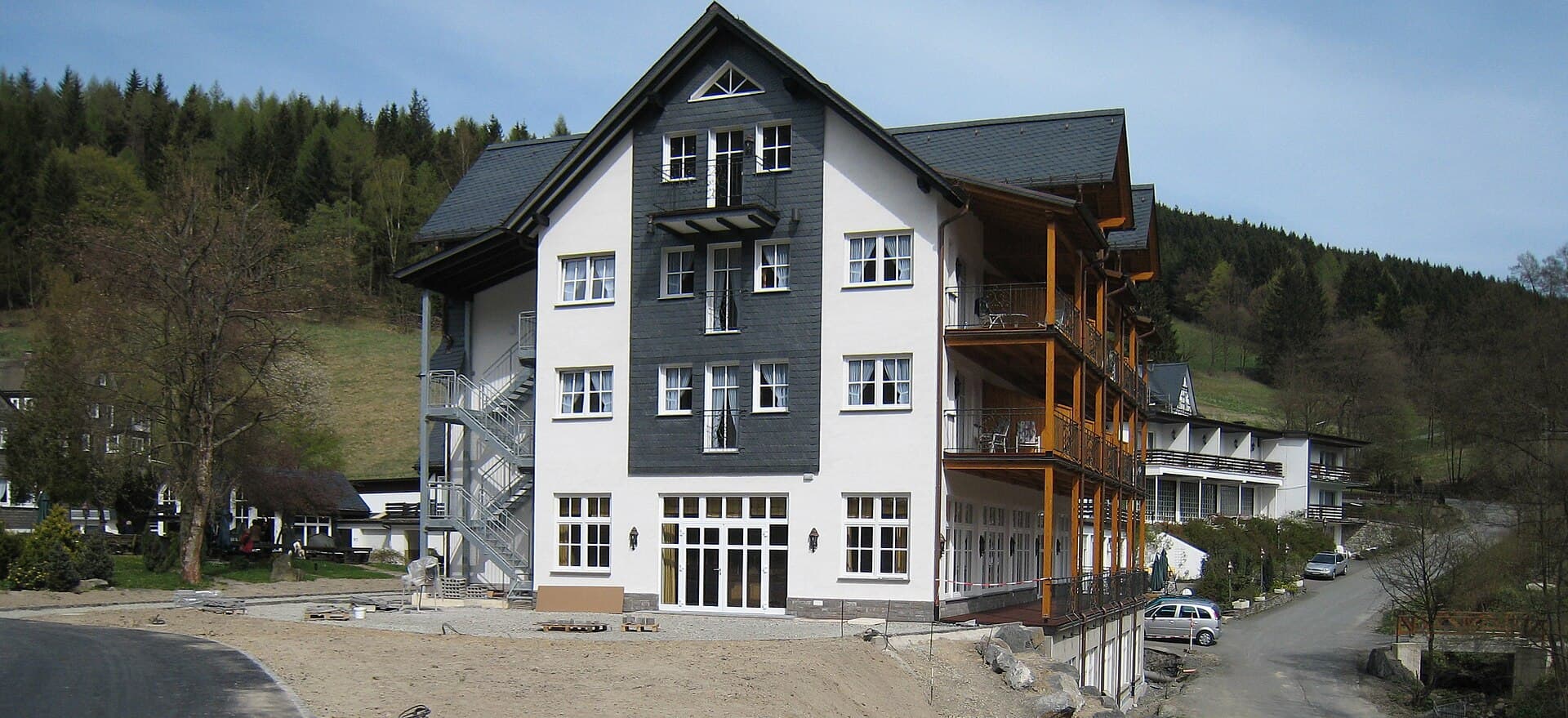 Land- und Kurhotel Tommes (via Wikimedia Commons, CC BY 3.0)