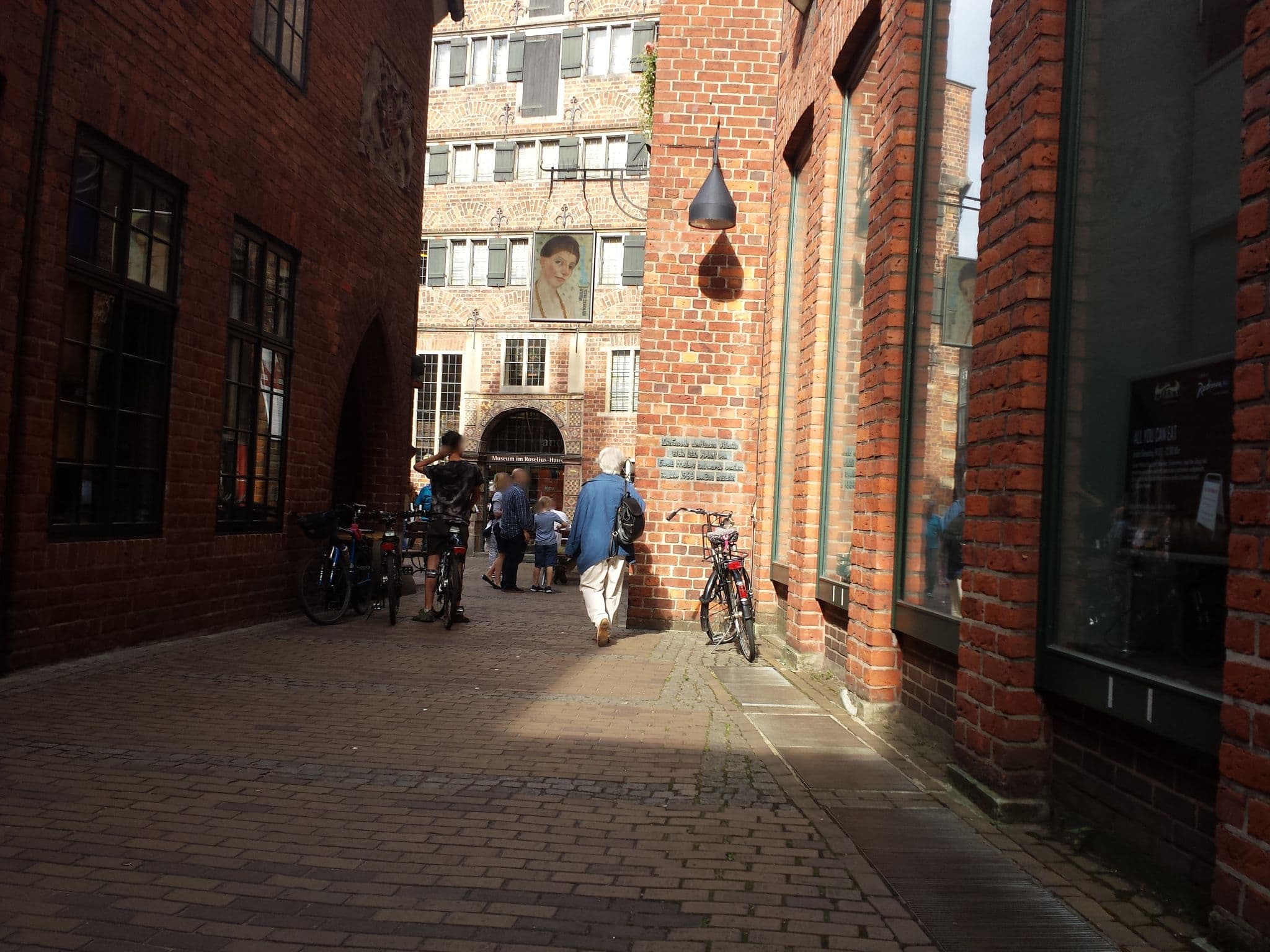 Street view near Radisson Blu Hotel, Bremen — © hubert87 (CC BY-SA · Mapillary)