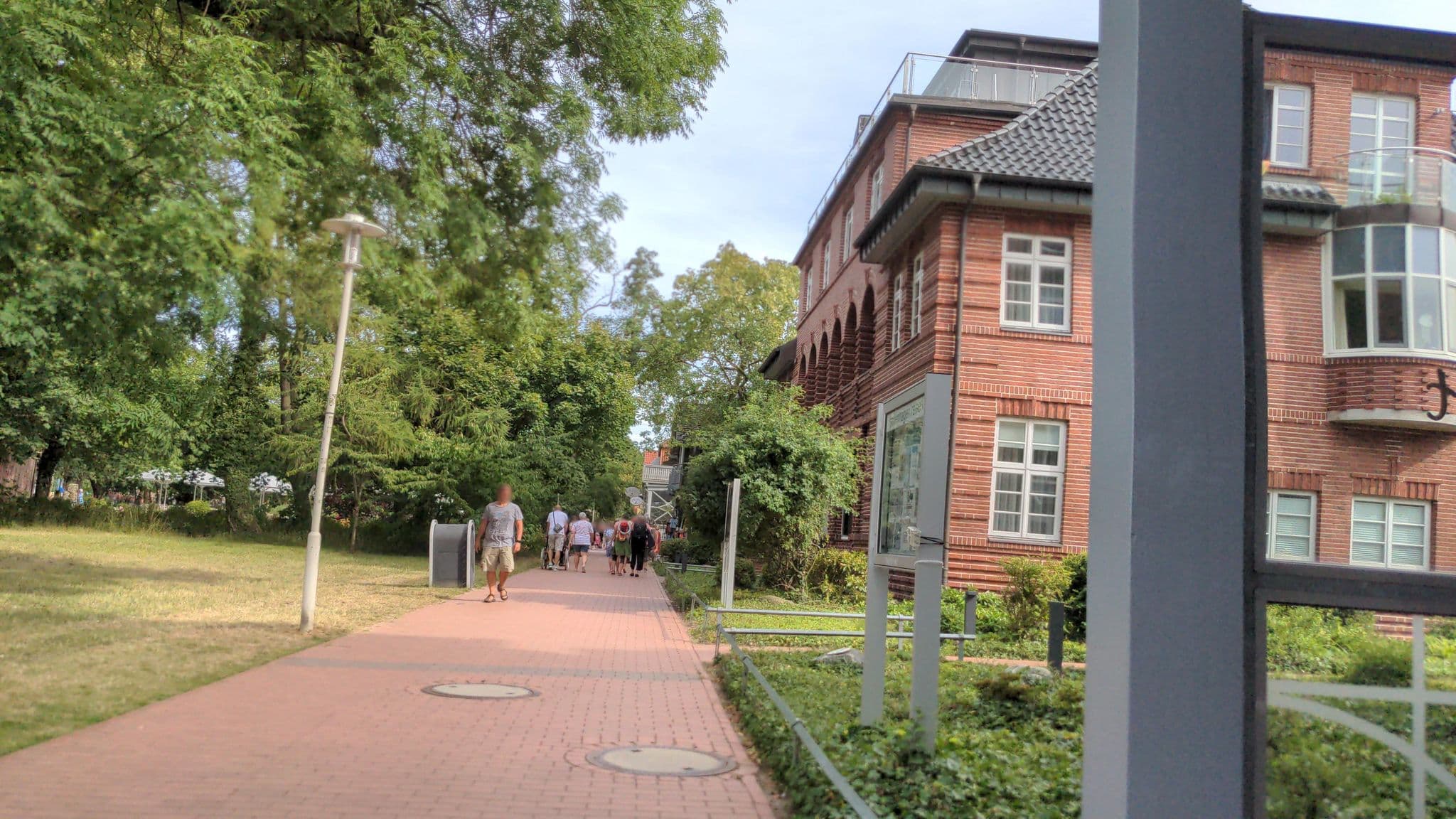 Street view near Villa Höger, Ostseebad Boltenhagen — © rasmustravemnd (CC BY-SA · Mapillary)