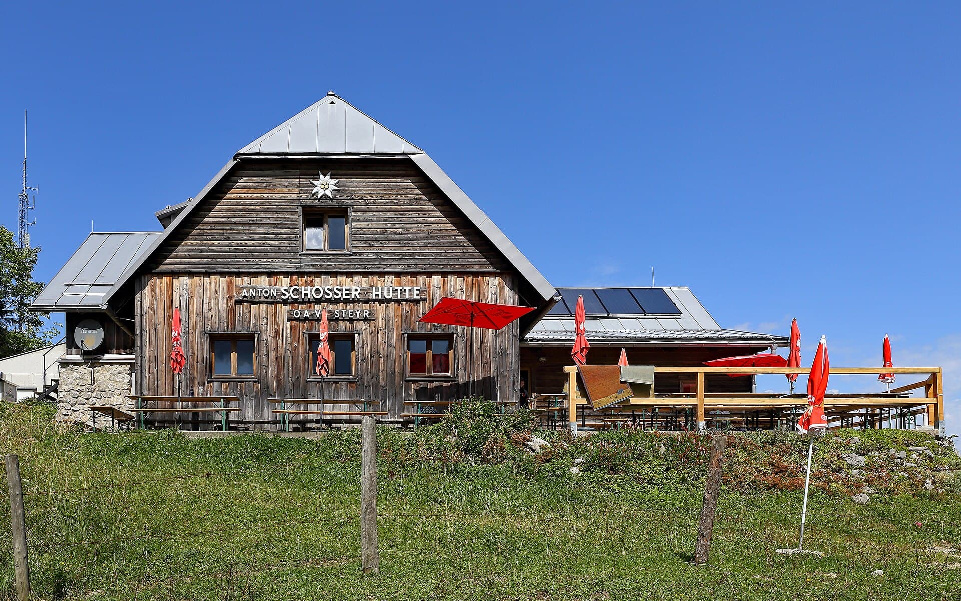 Anton-Schosser-Hütte (via Wikimedia Commons, CC BY-SA 4.0)