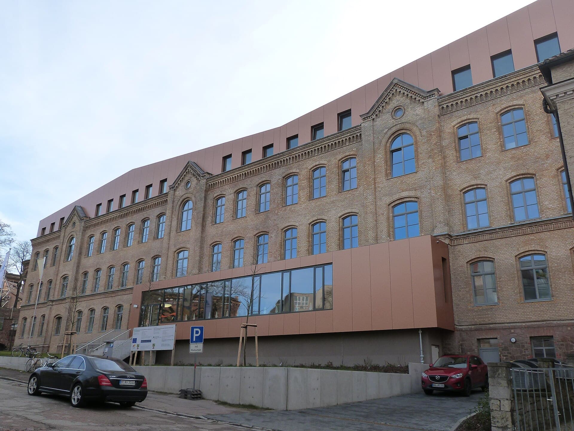 DJH Jugendherberge Halle (via Wikimedia Commons, CC BY-SA 3.0)