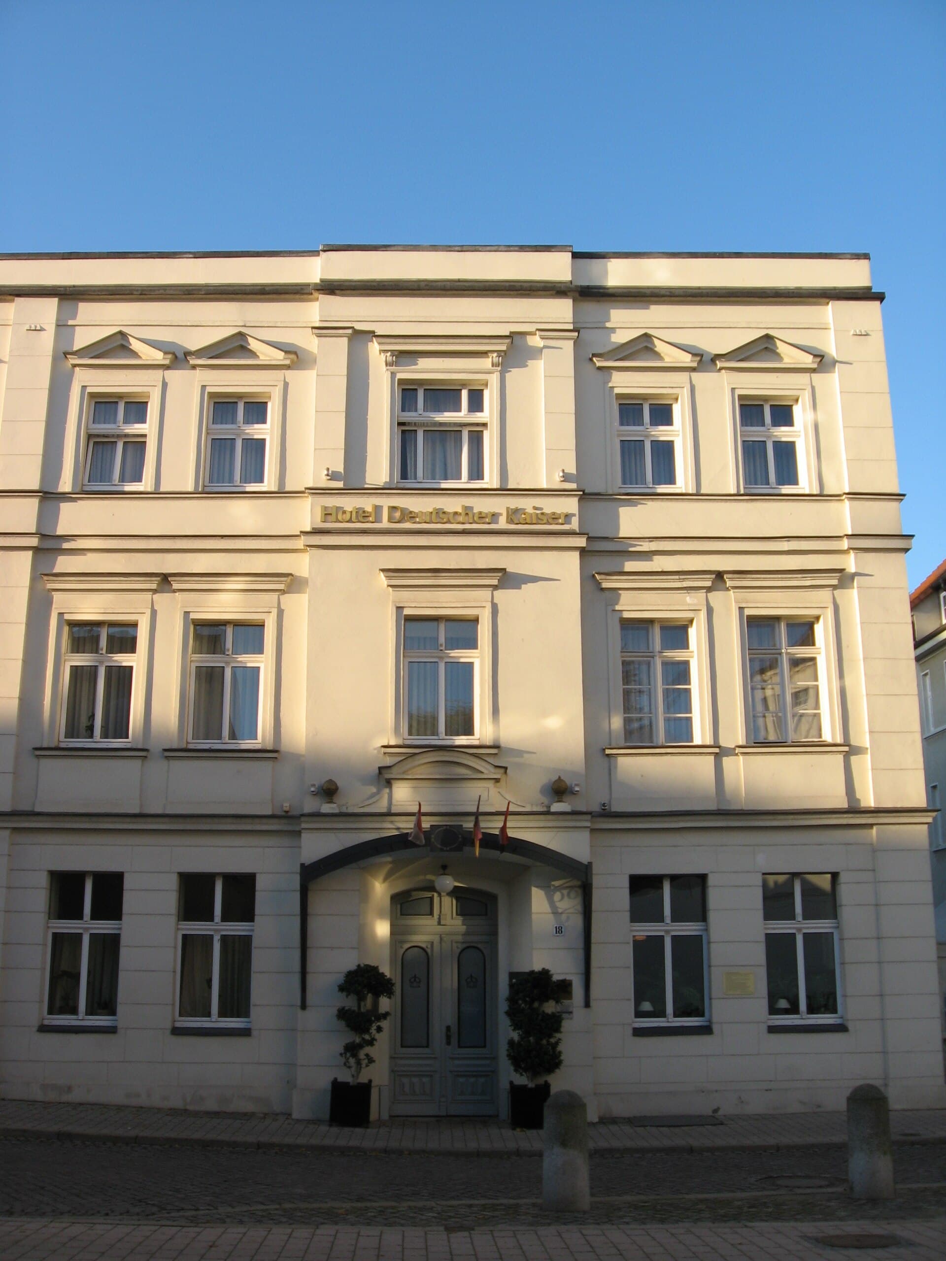Hotel Deutscher Kaiser (via Wikimedia Commons, CC0)