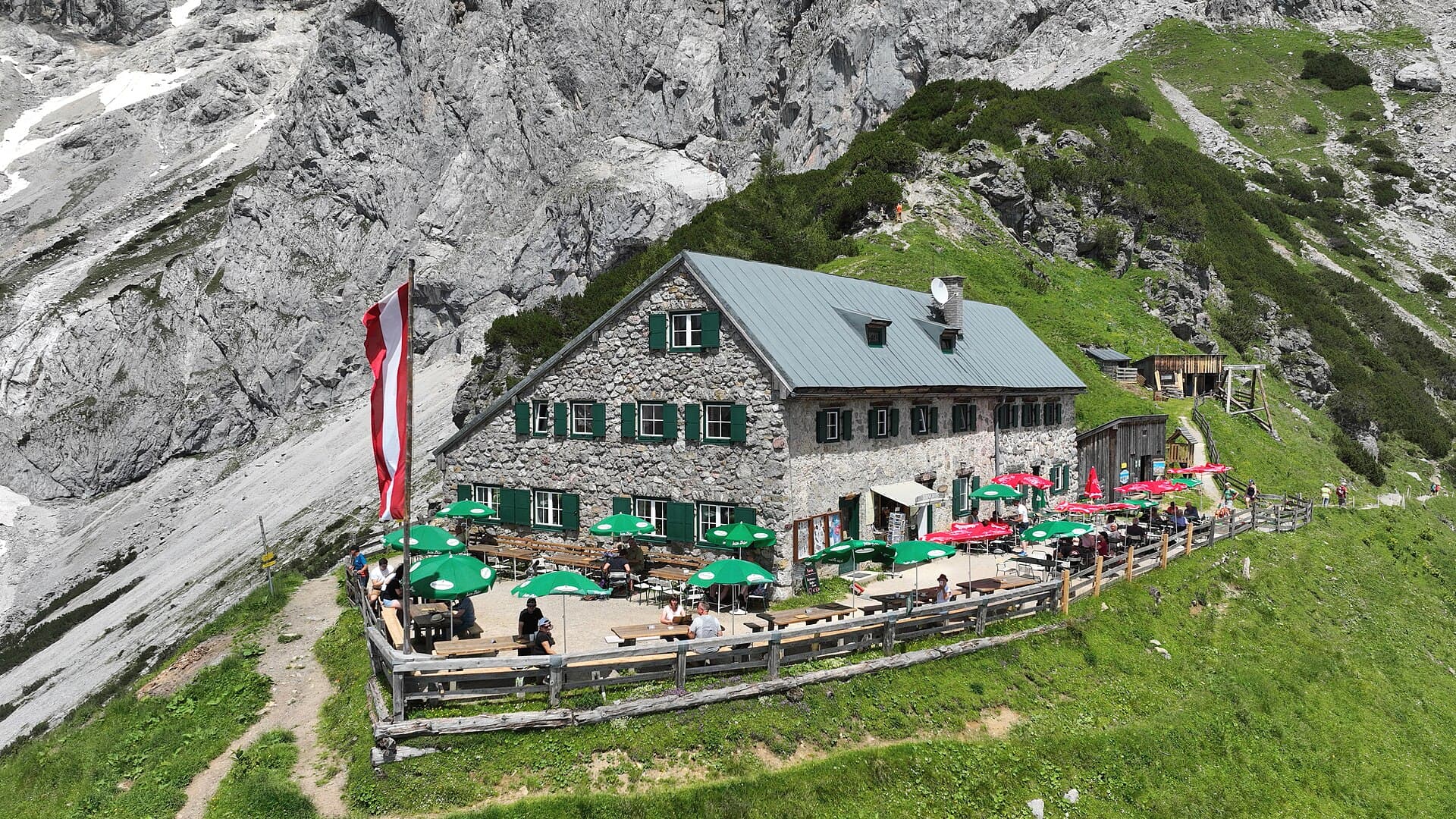 Dachsteinsüdwandhütte (via Wikimedia Commons, CC BY-SA 4.0)