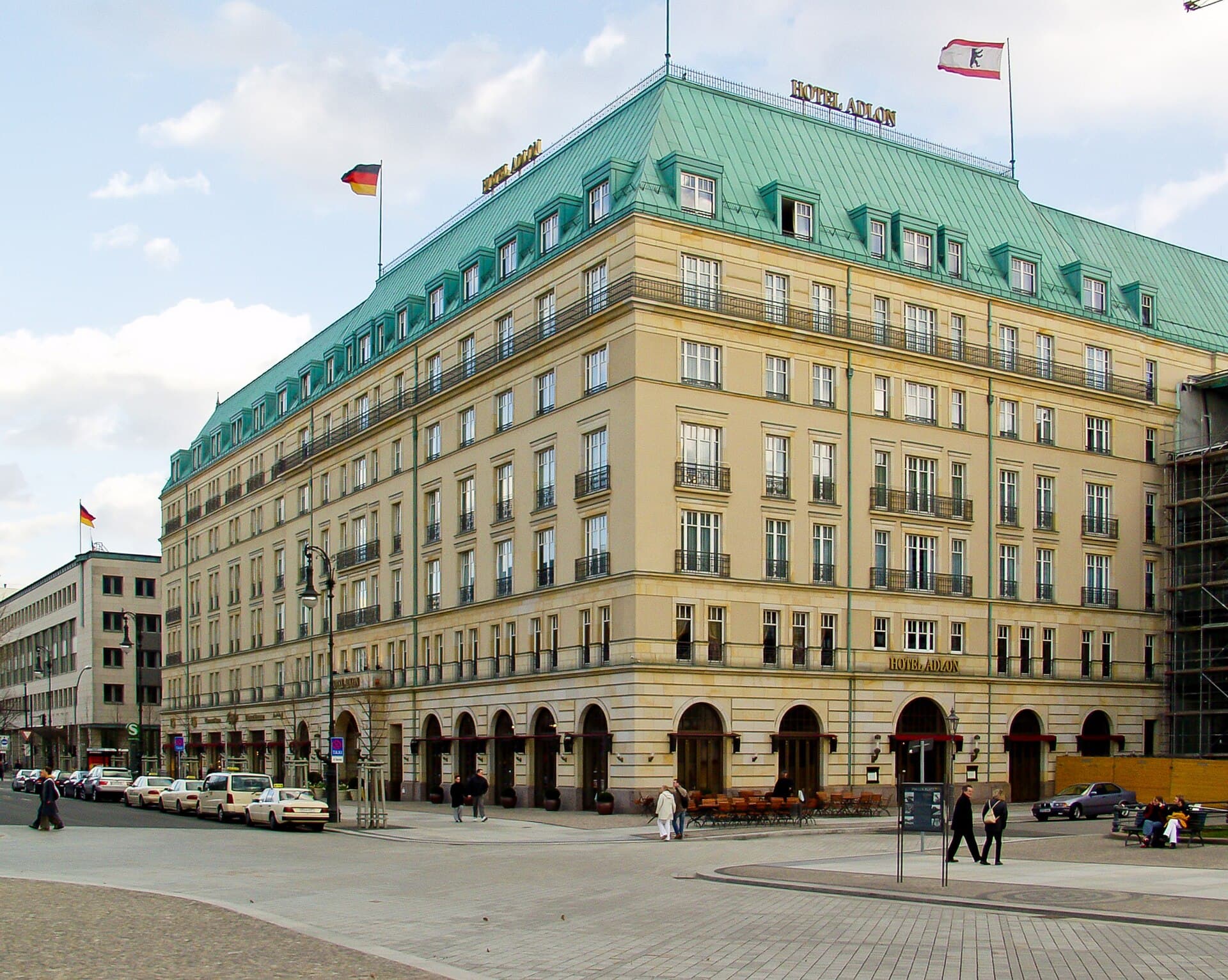 Adlon Kempinski (via Wikimedia Commons, CC BY-SA 4.0)