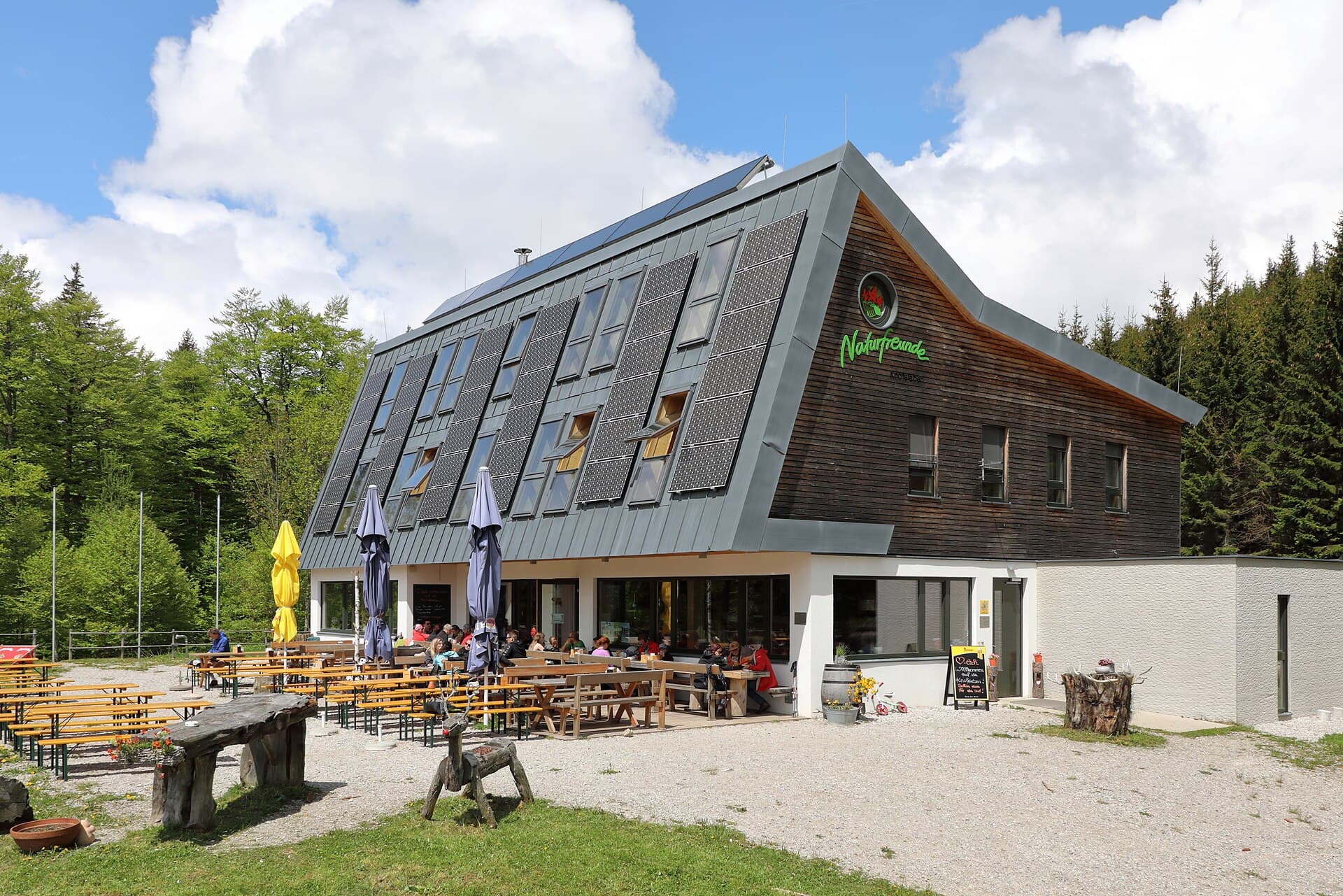 Naturfreundehaus Knofeleben (via Wikimedia Commons, CC BY-SA 4.0)