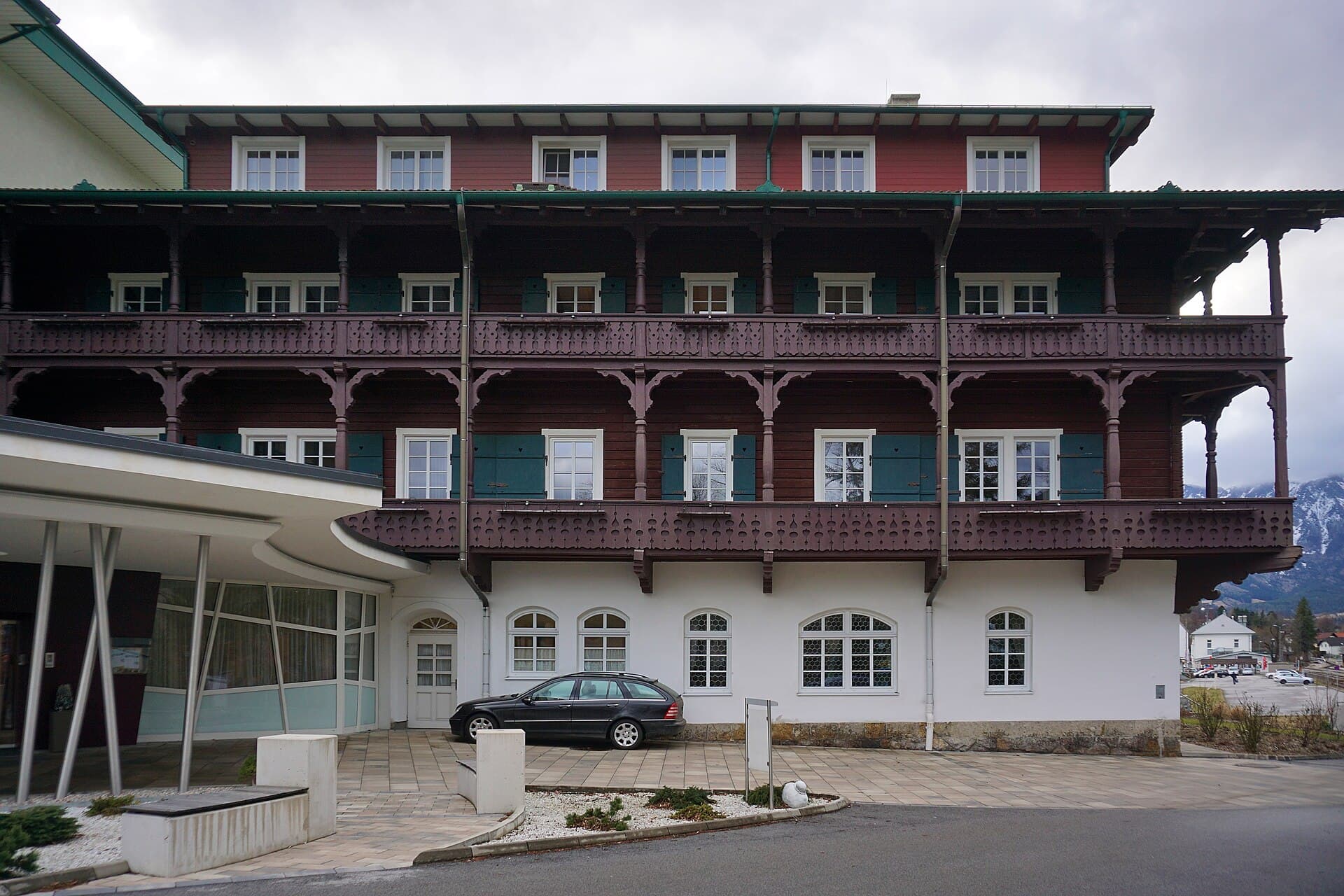 Hotel Schneeberghof (via Wikimedia Commons, CC BY-SA 4.0)
