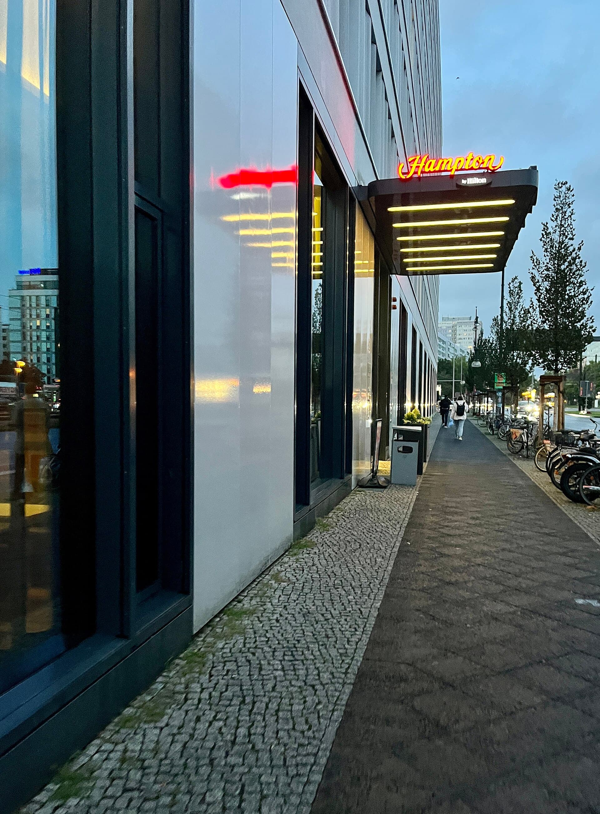 Hampton by Hilton Berlin City Centre Alexanderplatz (via Wikimedia Commons, CC0)