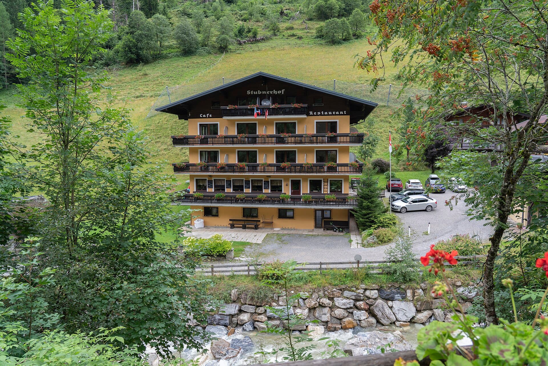 Hotel Stubnerhof (via Wikimedia Commons, CC BY 4.0)
