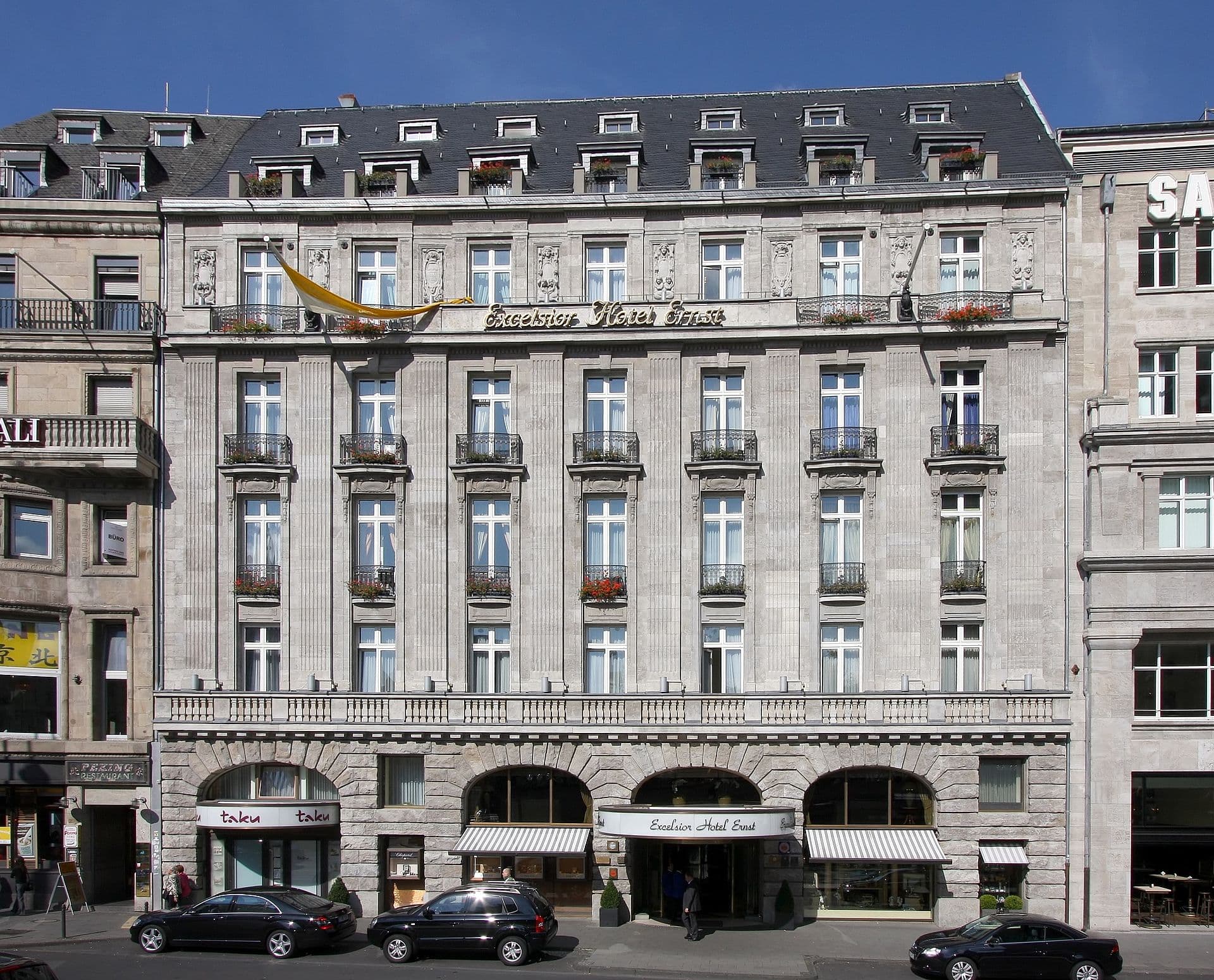 Excelsior Hotel Ernst (via Wikimedia Commons, CC BY-SA 4.0)