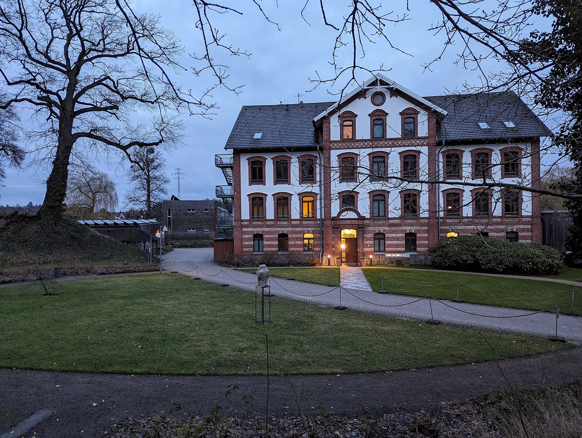 Hotel am Tiefwarensee (via Wikimedia Commons, CC BY-SA 4.0)